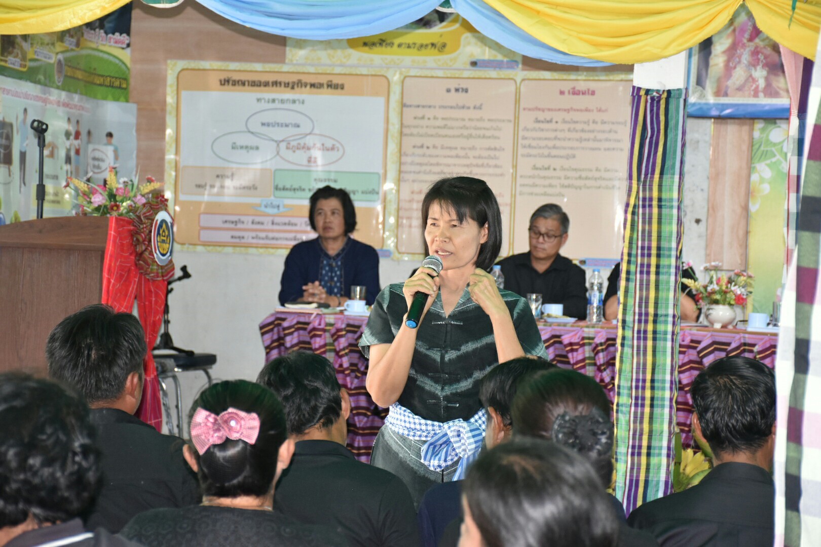 19 กรกฎาคม 2560 นางสาวศศิธร ปัญญาไว พัฒนาการจังหวัดมหาสารคาม  เป็นประธานคณะกรรมการประกวดหมู่บ้านเศรษฐกิจพอเพียงดีเด่น ปี 2560  ตามโครงการมหาสารคามน้อมนำปรัชญาเศรษฐกิจพอเพียง  เพื่อพัฒนาคุณภาพในชุมชน บ้านหนองโง้ง หมู่ที่ 10 ตำบลบ้านหวาย  อำเภอวาปีปทุม จังหวัดมหาสารคาม  Copy