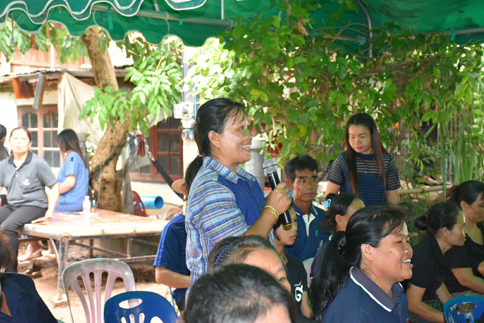 19 กรกฎาคม 2560 นางสาวศศิธร ปัญญาไว พัฒนาการจังหวัดมหาสารคาม  เป็นประธานคณะกรรมการประกวดหมู่บ้านเศรษฐกิจพอเพียงดีเด่น ปี 2560  ตามโครงการมหาสารคามน้อมนำปรัชญาเศรษฐกิจพอเพียง  เพื่อพัฒนาคุณภาพในชุมชน บ้านหนองโง้ง หมู่ที่ 10 ตำบลบ้านหวาย  อำเภอวาปีปทุม จังหวัดมหาสารคาม  Copy