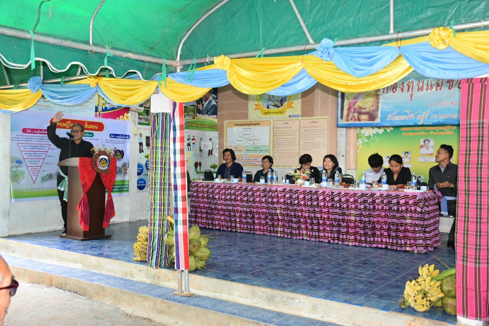 19 กรกฎาคม 2560 นางสาวศศิธร ปัญญาไว พัฒนาการจังหวัดมหาสารคาม  เป็นประธานคณะกรรมการประกวดหมู่บ้านเศรษฐกิจพอเพียงดีเด่น ปี 2560  ตามโครงการมหาสารคามน้อมนำปรัชญาเศรษฐกิจพอเพียง  เพื่อพัฒนาคุณภาพในชุมชน บ้านหนองโง้ง หมู่ที่ 10 ตำบลบ้านหวาย  อำเภอวาปีปทุม จังหวัดมหาสารคาม  Copy