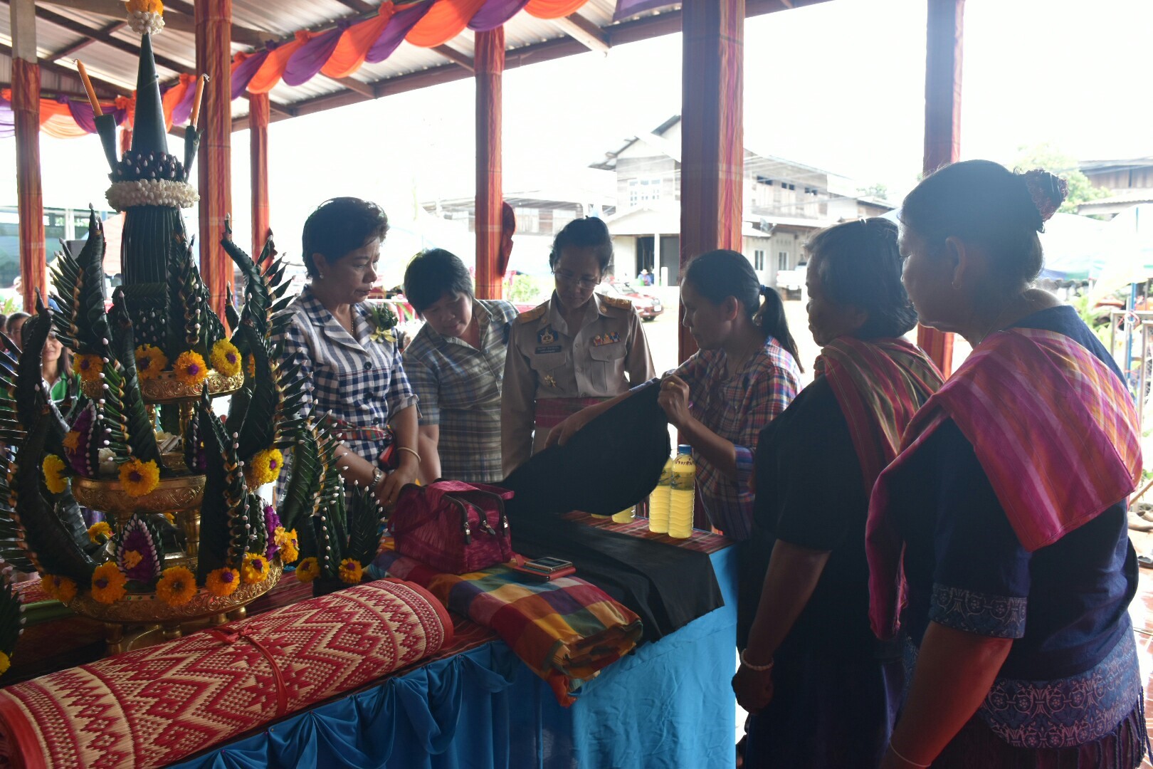 14 กรกฎาคม 2560 นางสาวศศิธร ปัญญาไว พัฒนาการจังหวัดมหาสารคาม  เป็นประธานคณะกรรมการประกวดหมู่บ้านเศรษฐกิจพอเพียงดีเด่น ปี 2560  ตามโครงการมหาสารคามน้อมนำปรัชญาเศรษฐกิจพอเพียง เพื่อพัฒนาคุณภาพในชุมชน บ้านหนองผือ หมู่ที่ 1 ตำบลหนองบัว อำเภอโกสุมพิสัย  จังหวัดมหาสารคาม