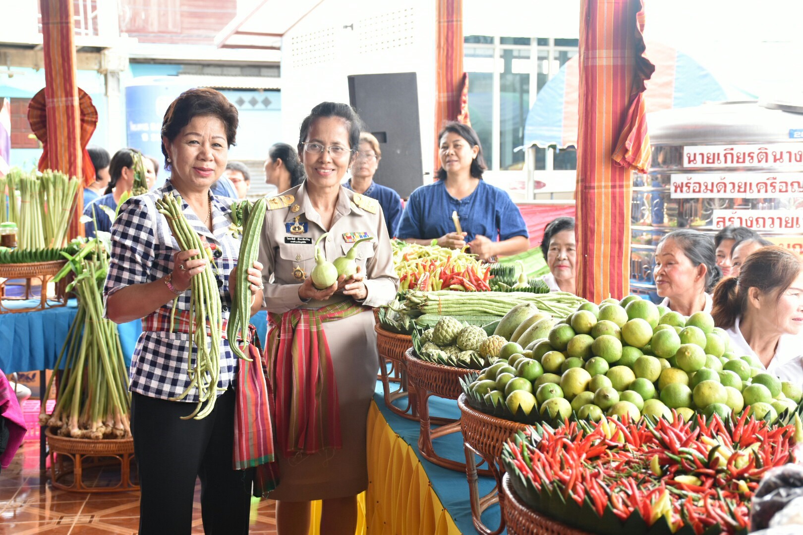 14 กรกฎาคม 2560 นางสาวศศิธร ปัญญาไว พัฒนาการจังหวัดมหาสารคาม  เป็นประธานคณะกรรมการประกวดหมู่บ้านเศรษฐกิจพอเพียงดีเด่น ปี 2560  ตามโครงการมหาสารคามน้อมนำปรัชญาเศรษฐกิจพอเพียง เพื่อพัฒนาคุณภาพในชุมชน บ้านหนองผือ หมู่ที่ 1 ตำบลหนองบัว อำเภอโกสุมพิสัย  จังหวัดมหาสารคาม