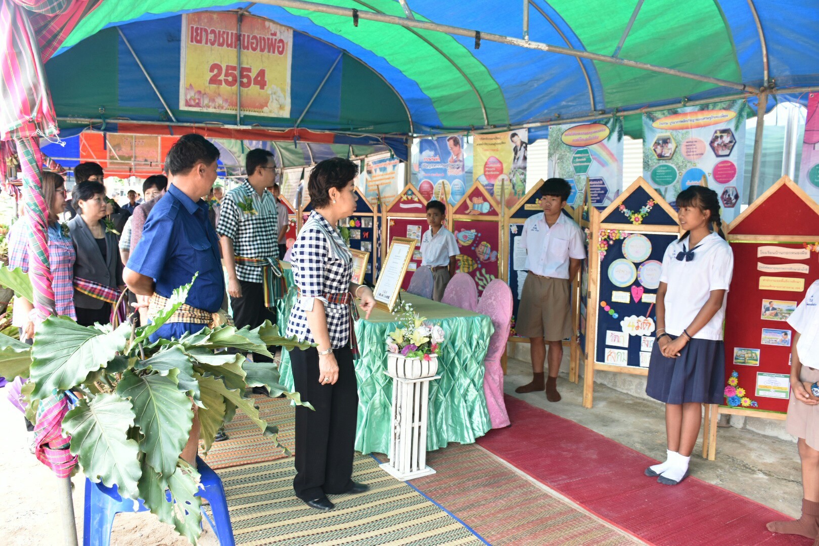 14 กรกฎาคม 2560 นางสาวศศิธร ปัญญาไว พัฒนาการจังหวัดมหาสารคาม  เป็นประธานคณะกรรมการประกวดหมู่บ้านเศรษฐกิจพอเพียงดีเด่น ปี 2560  ตามโครงการมหาสารคามน้อมนำปรัชญาเศรษฐกิจพอเพียง เพื่อพัฒนาคุณภาพในชุมชน บ้านหนองผือ หมู่ที่ 1 ตำบลหนองบัว อำเภอโกสุมพิสัย  จังหวัดมหาสารคาม