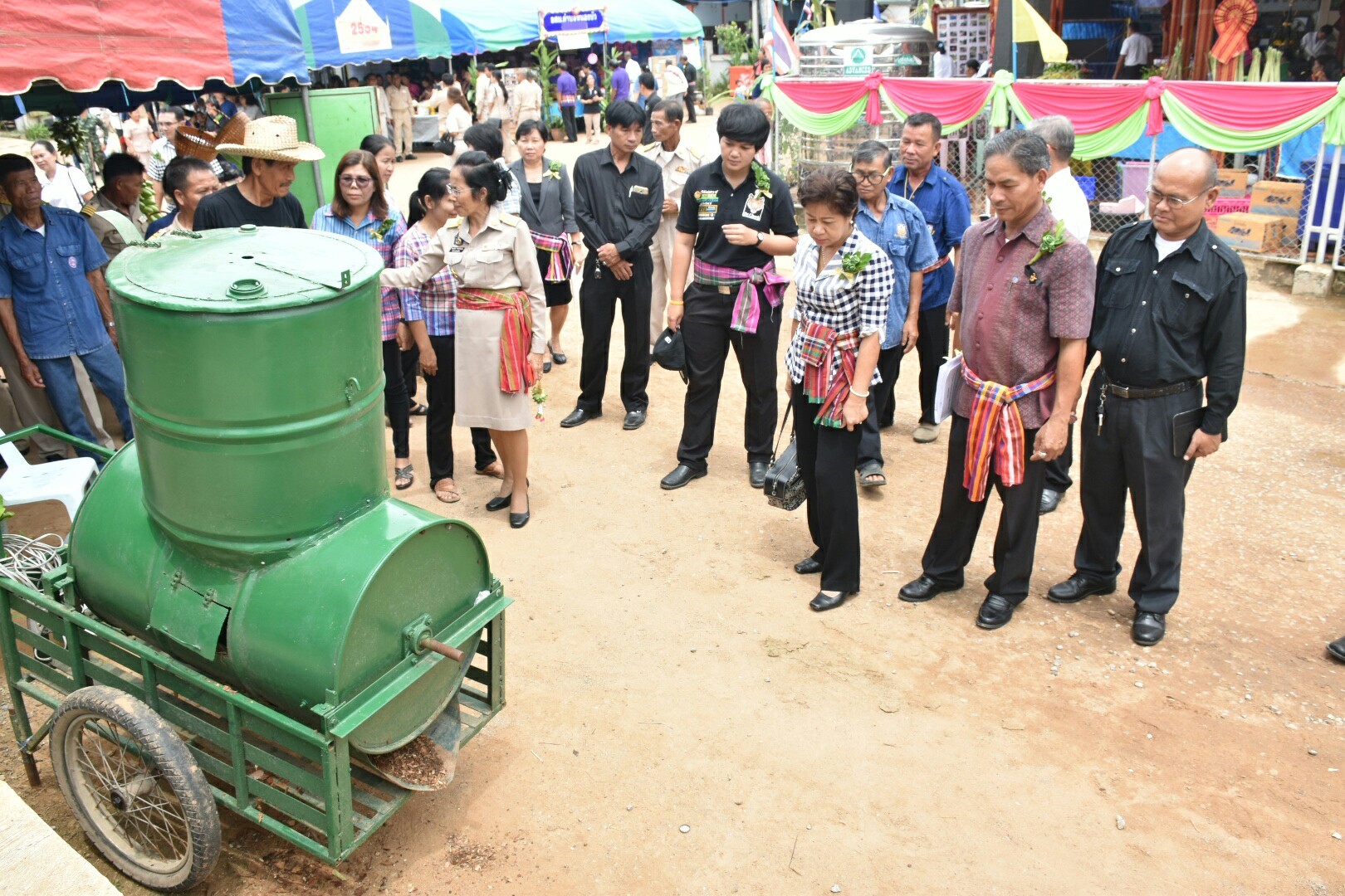 14 กรกฎาคม 2560 นางสาวศศิธร ปัญญาไว พัฒนาการจังหวัดมหาสารคาม  เป็นประธานคณะกรรมการประกวดหมู่บ้านเศรษฐกิจพอเพียงดีเด่น ปี 2560  ตามโครงการมหาสารคามน้อมนำปรัชญาเศรษฐกิจพอเพียง เพื่อพัฒนาคุณภาพในชุมชน บ้านหนองผือ หมู่ที่ 1 ตำบลหนองบัว อำเภอโกสุมพิสัย  จังหวัดมหาสารคาม