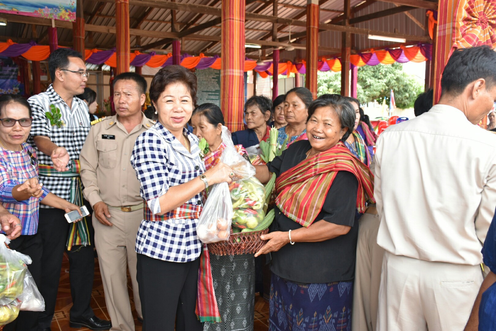14 กรกฎาคม 2560 นางสาวศศิธร ปัญญาไว พัฒนาการจังหวัดมหาสารคาม  เป็นประธานคณะกรรมการประกวดหมู่บ้านเศรษฐกิจพอเพียงดีเด่น ปี 2560  ตามโครงการมหาสารคามน้อมนำปรัชญาเศรษฐกิจพอเพียง เพื่อพัฒนาคุณภาพในชุมชน บ้านหนองผือ หมู่ที่ 1 ตำบลหนองบัว อำเภอโกสุมพิสัย  จังหวัดมหาสารคาม
