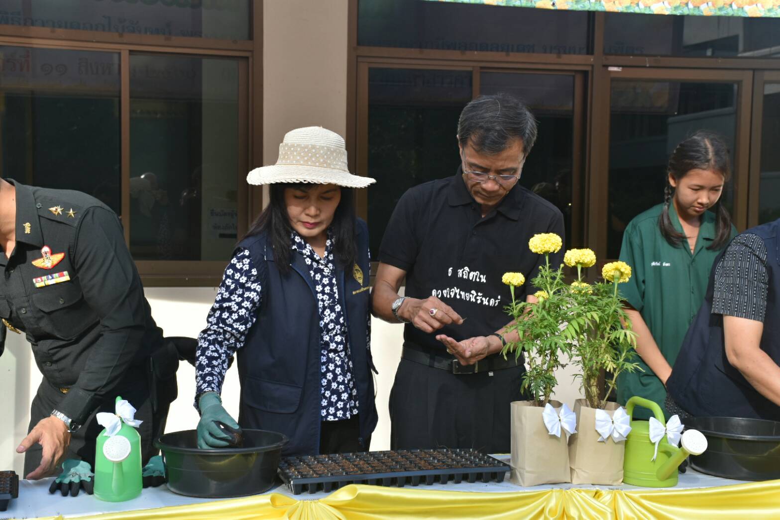11 สิงหาคม 2560  นายเสนห์ นนทะโชติ ผู้ว่าราชการจังหวัดมหาสารคาม  เป็นประธานกิจกรรมวันปลูกดอกดาวเรืองและดอกไม้สีเหลือง ถวายอาลัยสำหรับประดับตกแต่งบริเวณพิธีถวายดอกไม้จันทน์ พระบาทสมเด็จพระปรมินทร มหาภูมิพลอดุยเดช บรมนาถบพิตร