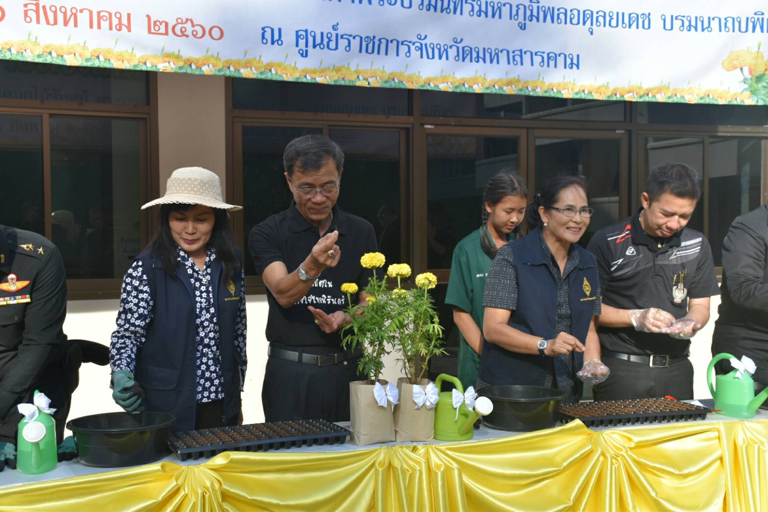 11 สิงหาคม 2560  นายเสนห์ นนทะโชติ ผู้ว่าราชการจังหวัดมหาสารคาม  เป็นประธานกิจกรรมวันปลูกดอกดาวเรืองและดอกไม้สีเหลือง ถวายอาลัยสำหรับประดับตกแต่งบริเวณพิธีถวายดอกไม้จันทน์ พระบาทสมเด็จพระปรมินทร มหาภูมิพลอดุยเดช บรมนาถบพิตร