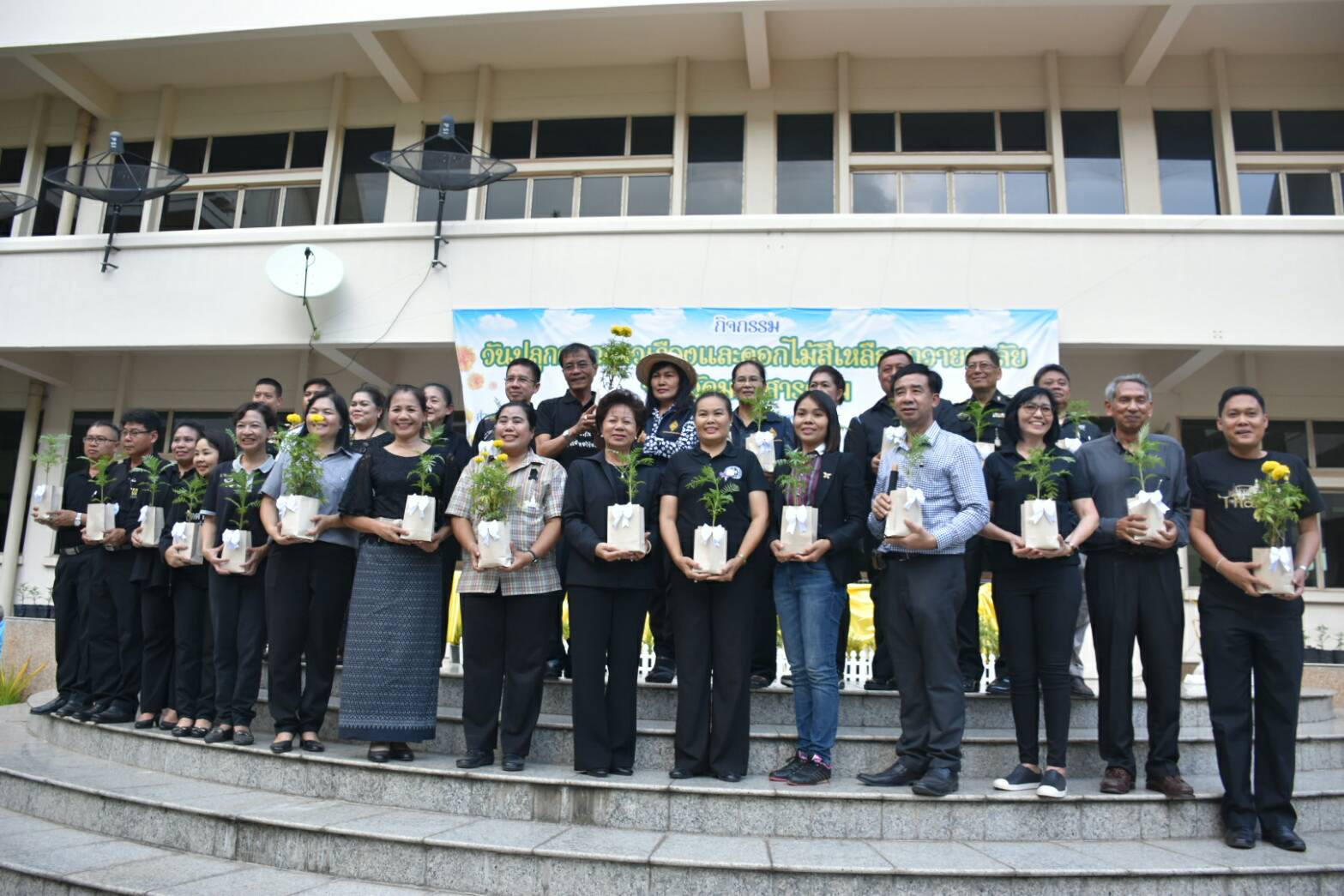 11 สิงหาคม 2560  นายเสนห์ นนทะโชติ ผู้ว่าราชการจังหวัดมหาสารคาม  เป็นประธานกิจกรรมวันปลูกดอกดาวเรืองและดอกไม้สีเหลือง ถวายอาลัยสำหรับประดับตกแต่งบริเวณพิธีถวายดอกไม้จันทน์ พระบาทสมเด็จพระปรมินทร มหาภูมิพลอดุยเดช บรมนาถบพิตร