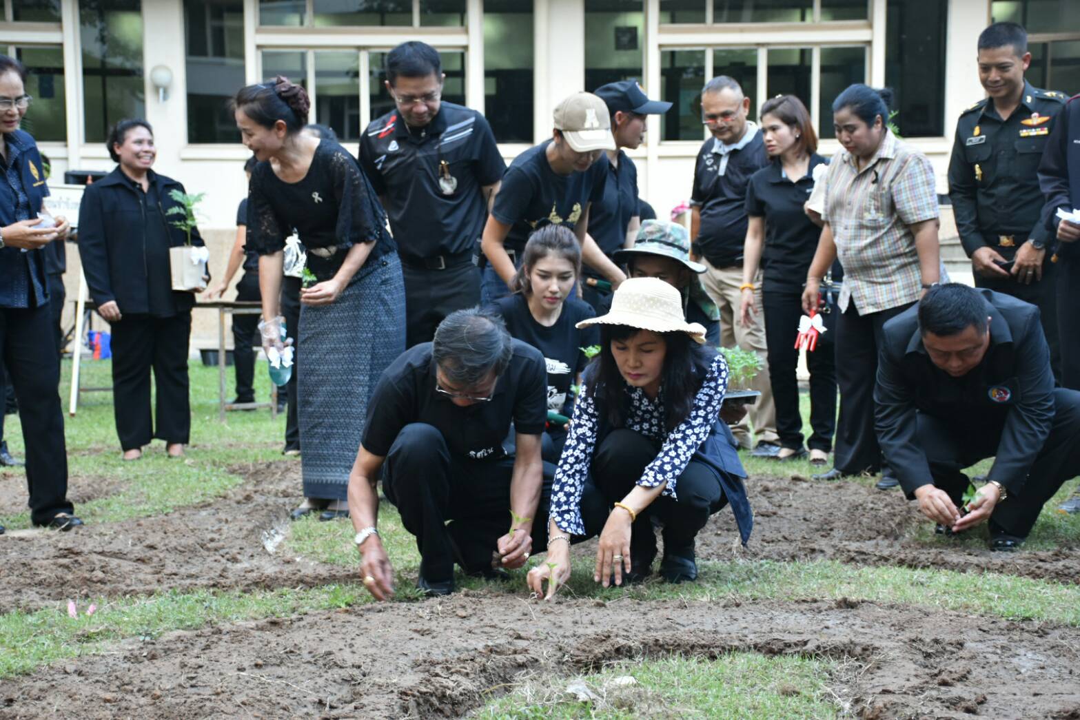11 สิงหาคม 2560  นายเสนห์ นนทะโชติ ผู้ว่าราชการจังหวัดมหาสารคาม  เป็นประธานกิจกรรมวันปลูกดอกดาวเรืองและดอกไม้สีเหลือง ถวายอาลัยสำหรับประดับตกแต่งบริเวณพิธีถวายดอกไม้จันทน์ พระบาทสมเด็จพระปรมินทร มหาภูมิพลอดุยเดช บรมนาถบพิตร