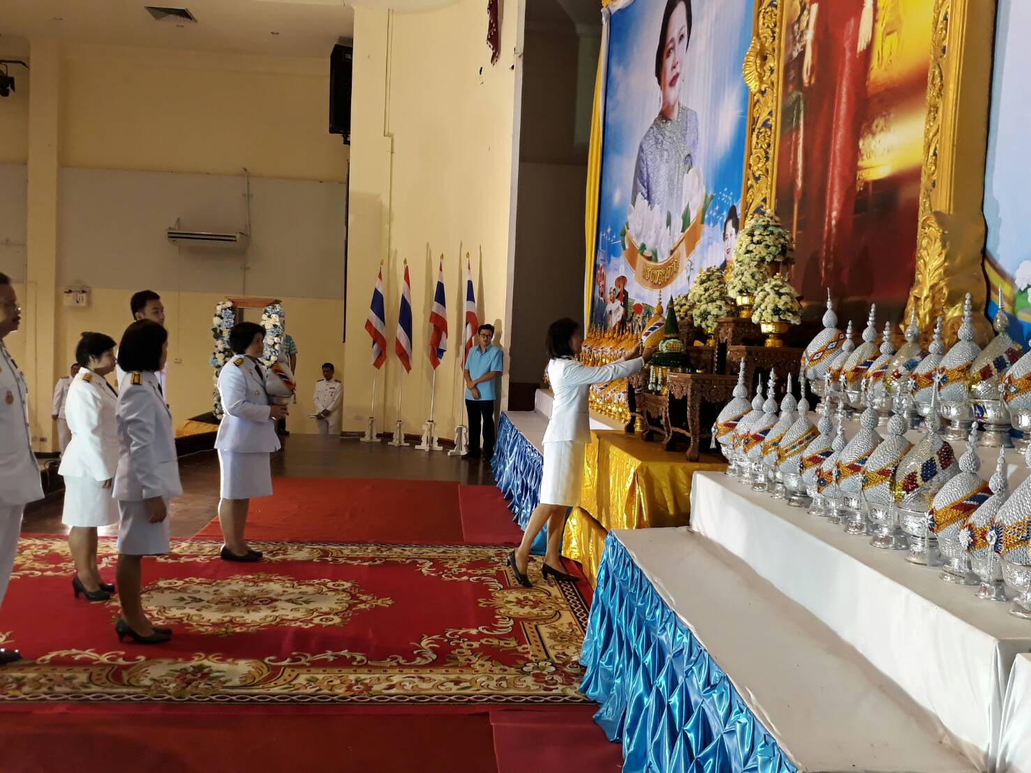 12 สิงหาคม 2560  สำนักงานพัฒนาชุมชนจังหวัดมหาสารคาม ร่วมพิธีถวายเครื่องราชสักการะถวายพระพรชัยมงคลสมเด็จพระนางเจ้าสิริกิติ์ พระบรมราชินีนาถ ในรัชการที่ 9  เนื่องในโอกาสวันเฉลิมพระชนมพรรษา 85 พรรษา  Copy