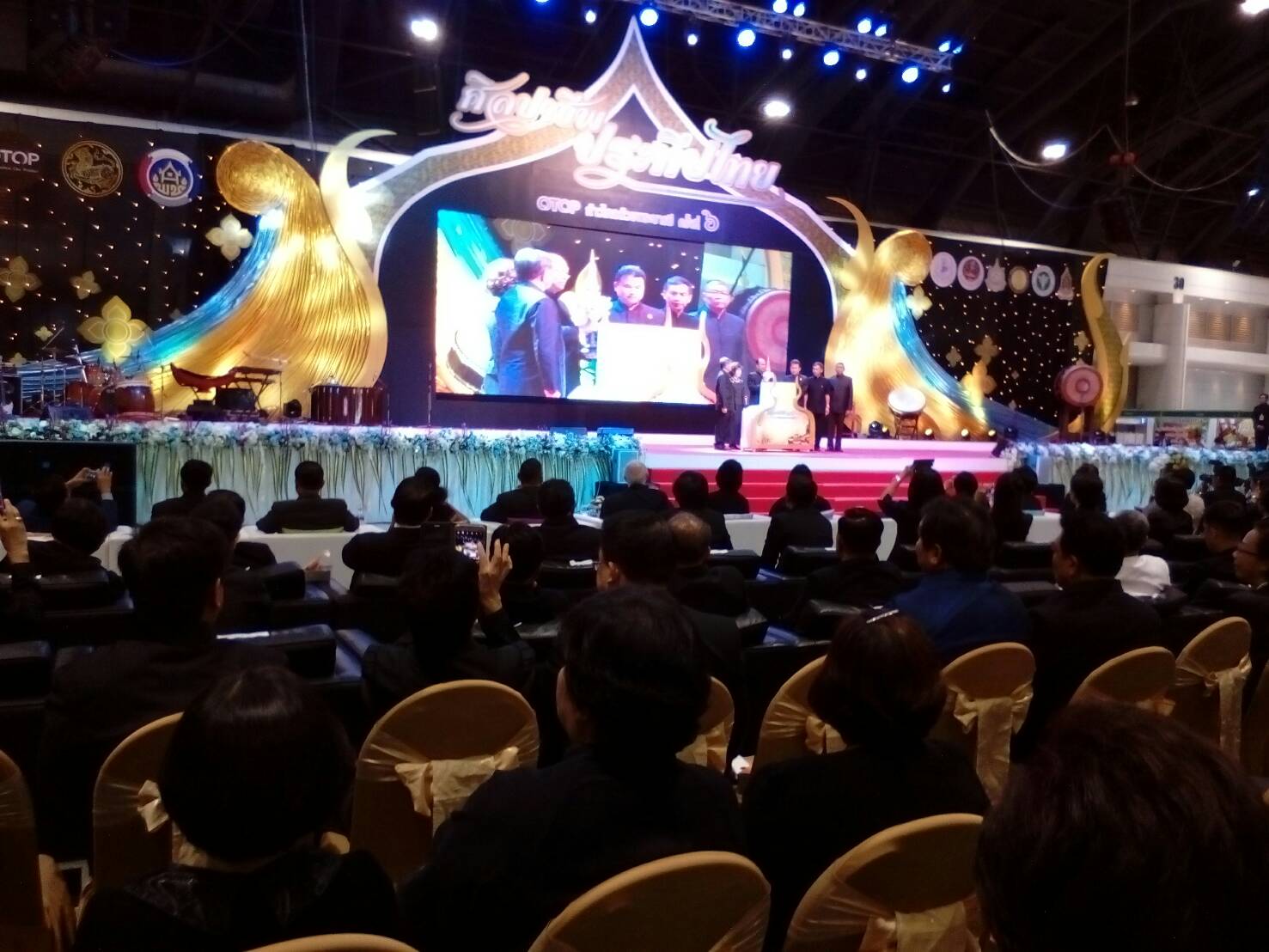 13 สิงหาคม 2560  พลเอก อนุพงษ์  เผ่าจินดา รัฐมนตรีว่าการกระทรวงมหาดไทย ให้เกียรติเป็นประธานพิธีเปิดงานศิลปาชีพ ประทีปไทย OTOP  ก้าวไกลด้วยพระบารมี