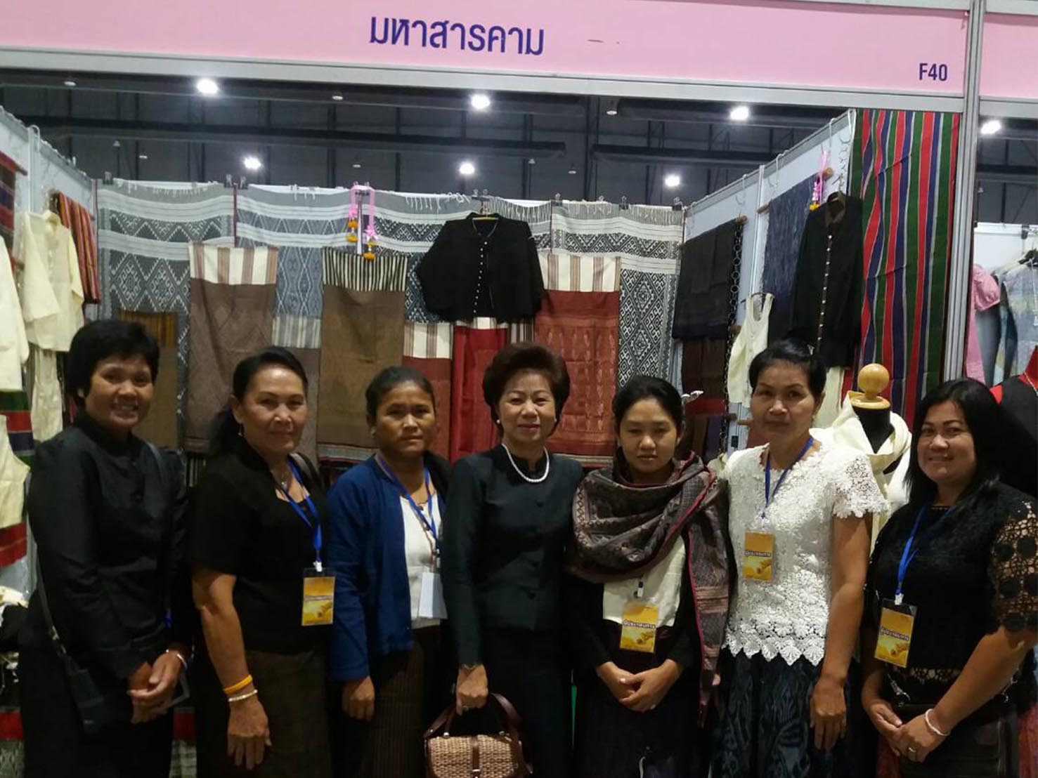 13 สิงหาคม 2560  พลเอก อนุพงษ์  เผ่าจินดา รัฐมนตรีว่าการกระทรวงมหาดไทย ให้เกียรติเป็นประธานพิธีเปิดงานศิลปาชีพ ประทีปไทย OTOP  ก้าวไกลด้วยพระบารมี