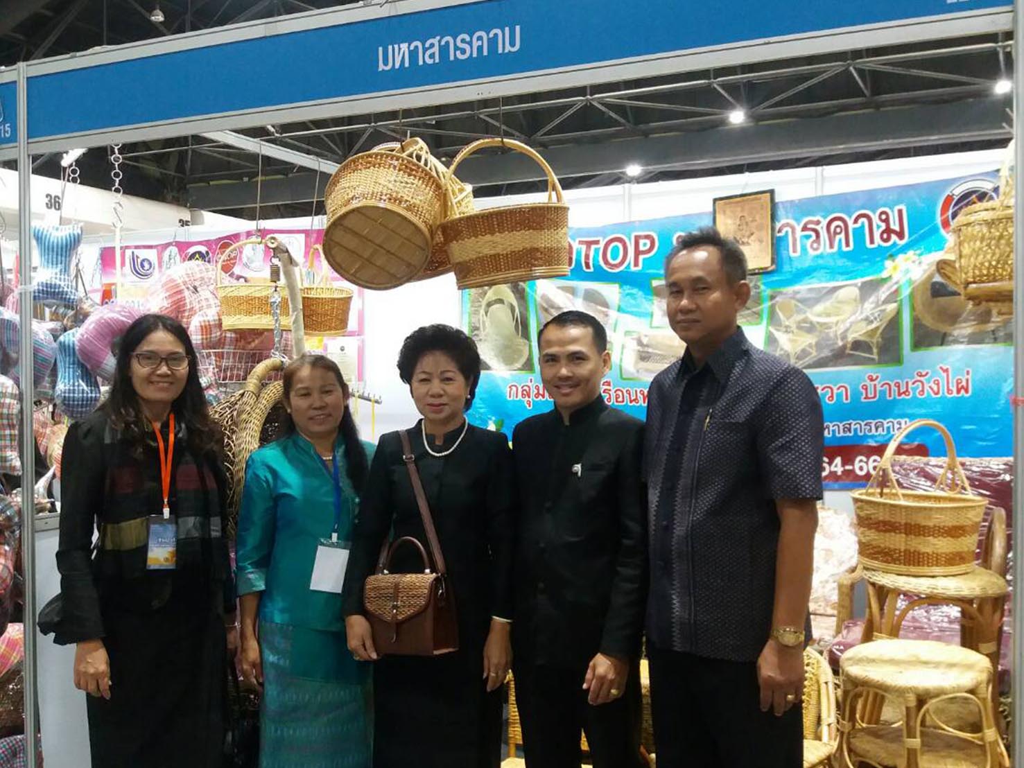 13 สิงหาคม 2560  พลเอก อนุพงษ์  เผ่าจินดา รัฐมนตรีว่าการกระทรวงมหาดไทย ให้เกียรติเป็นประธานพิธีเปิดงานศิลปาชีพ ประทีปไทย OTOP  ก้าวไกลด้วยพระบารมี