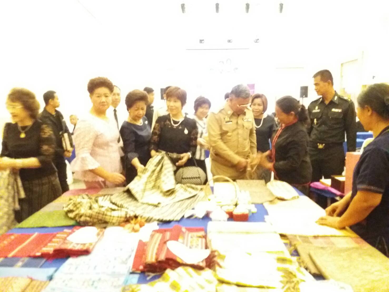 17 สิงหาคม 2560  นางสาวศศิธร ปัญญาไว พัฒนาการจังหวัดมหาสารคาม  ร่วมกิจกรรมการแสดงผลงานตามโครงการยกระดับผ้าไหมกลุ่มจังหวัด สู่สากล