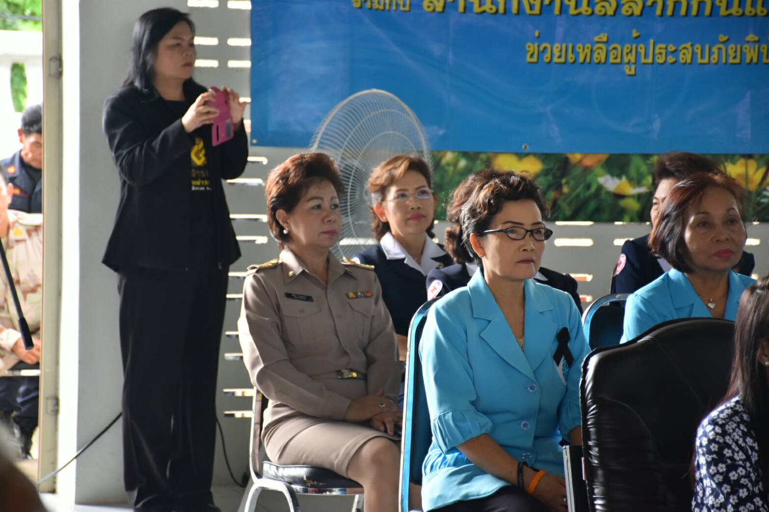 18 สิงหาคม 2560  ดร.มนัส โนนุช กรรมการและผู้อำนวยการสำนักนโยบายและแผนมูลนิธิมิราเคิล ออฟไลฟ์ฯ เป็นประธานในพิธีมอบสิ่งของพระราชทานตามโครงการ “หนึ่งใจ…ช่วยเหลือผู้ประสบภัย”