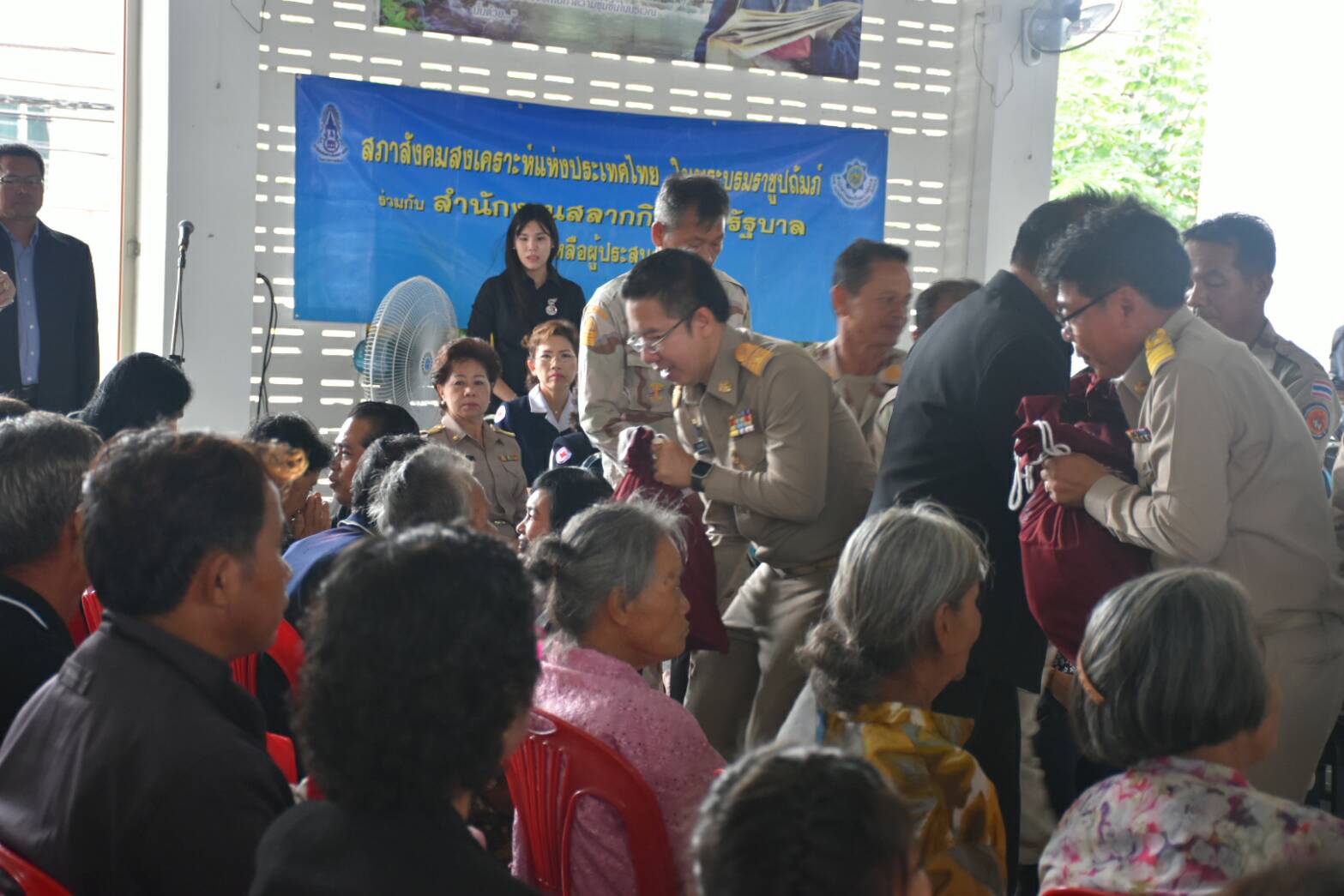 18 สิงหาคม 2560  ดร.มนัส โนนุช กรรมการและผู้อำนวยการสำนักนโยบายและแผนมูลนิธิมิราเคิล ออฟไลฟ์ฯ เป็นประธานในพิธีมอบสิ่งของพระราชทานตามโครงการ “หนึ่งใจ…ช่วยเหลือผู้ประสบภัย”