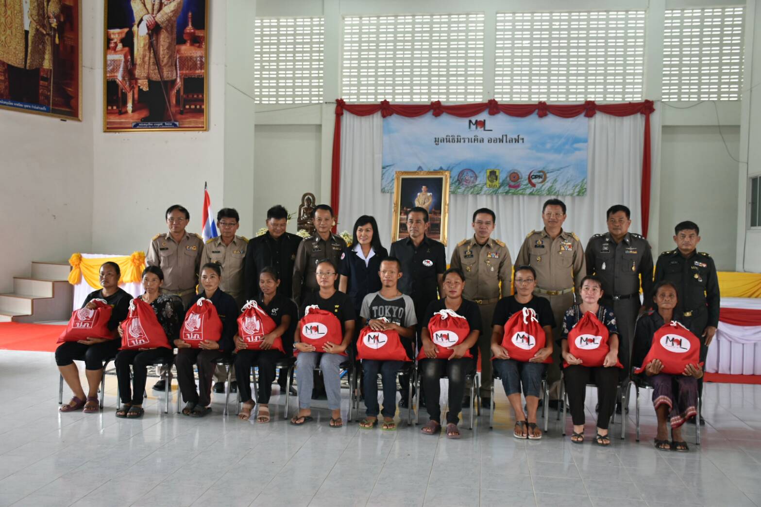 18 สิงหาคม 2560  ดร.มนัส โนนุช กรรมการและผู้อำนวยการสำนักนโยบายและแผนมูลนิธิมิราเคิล ออฟไลฟ์ฯ เป็นประธานในพิธีมอบสิ่งของพระราชทานตามโครงการ “หนึ่งใจ…ช่วยเหลือผู้ประสบภัย”