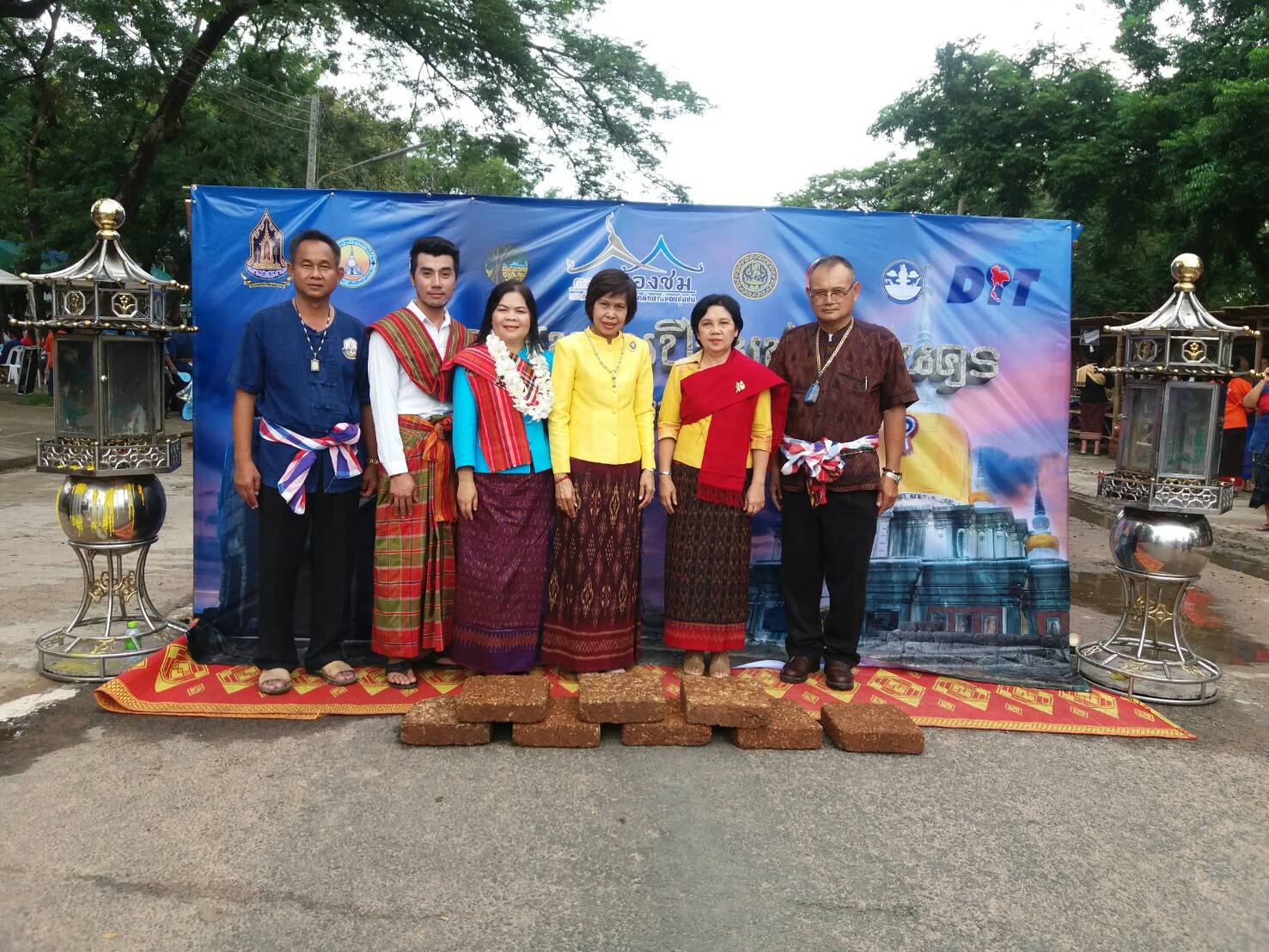 19 สิงหาคม 2560  สำนักงานพัฒนาชุมชนจังหวัดมหาสารคาม ร่วมพิธีเปิดงาน “ตลาดต้องชม พันปีจำปาศรีนคร” ณ บริเวณพระบรมธาตุนาดูน อำเภอนาดูน จังหวัดมหาสารคาม