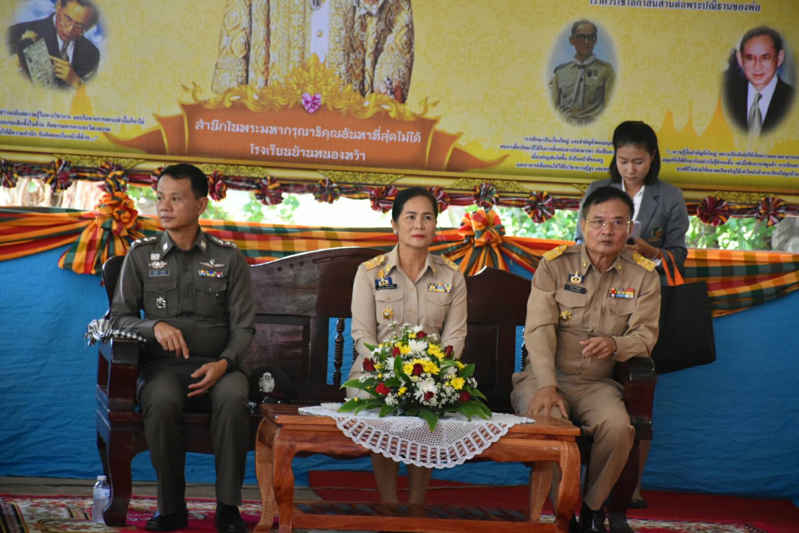 23 สิงหาคม 2560  นางไพเราะ รอยตระกูล รองผู้ว่าราชการจังหวัดมหาสารคามเป็นประธานโครงการปกป้องและเชิดชูสถาบันพระมหากษัตริย์  และหน่วยบำบัดทุกข์ บำรุงสุข สร้างรอยยิ้มให้ประชาชนจังหวัดมหาสารคาม  ประจำปีงบประมาณ 2560