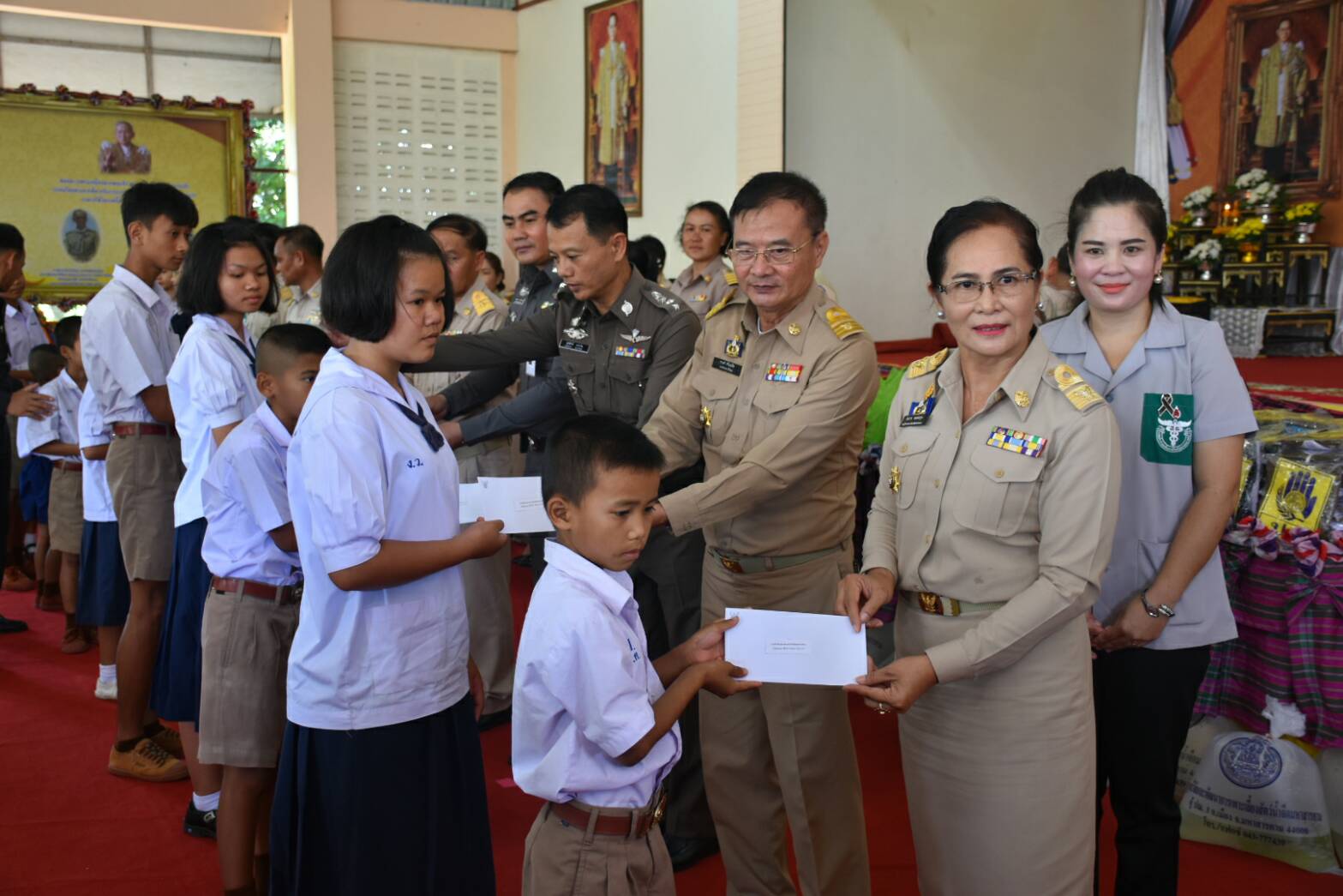23 สิงหาคม 2560  นางไพเราะ รอยตระกูล รองผู้ว่าราชการจังหวัดมหาสารคามเป็นประธานโครงการปกป้องและเชิดชูสถาบันพระมหากษัตริย์  และหน่วยบำบัดทุกข์ บำรุงสุข สร้างรอยยิ้มให้ประชาชนจังหวัดมหาสารคาม  ประจำปีงบประมาณ 2560