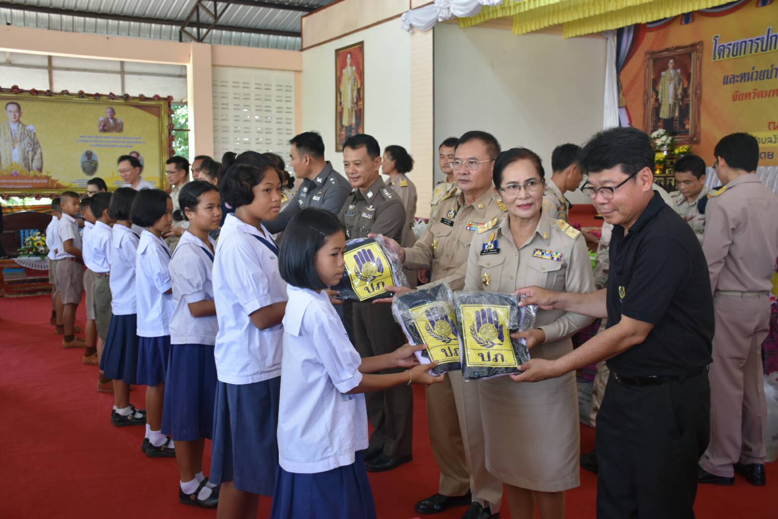 23 สิงหาคม 2560  นางไพเราะ รอยตระกูล รองผู้ว่าราชการจังหวัดมหาสารคามเป็นประธานโครงการปกป้องและเชิดชูสถาบันพระมหากษัตริย์  และหน่วยบำบัดทุกข์ บำรุงสุข สร้างรอยยิ้มให้ประชาชนจังหวัดมหาสารคาม  ประจำปีงบประมาณ 2560