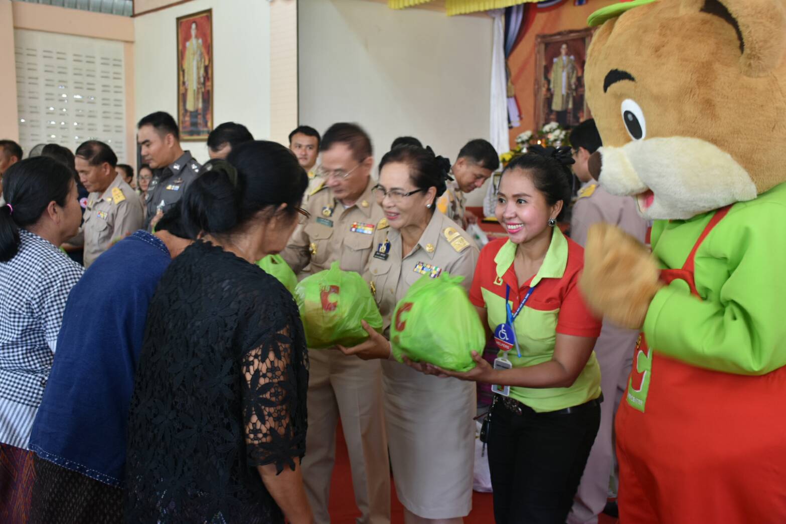 23 สิงหาคม 2560  นางไพเราะ รอยตระกูล รองผู้ว่าราชการจังหวัดมหาสารคามเป็นประธานโครงการปกป้องและเชิดชูสถาบันพระมหากษัตริย์  และหน่วยบำบัดทุกข์ บำรุงสุข สร้างรอยยิ้มให้ประชาชนจังหวัดมหาสารคาม  ประจำปีงบประมาณ 2560