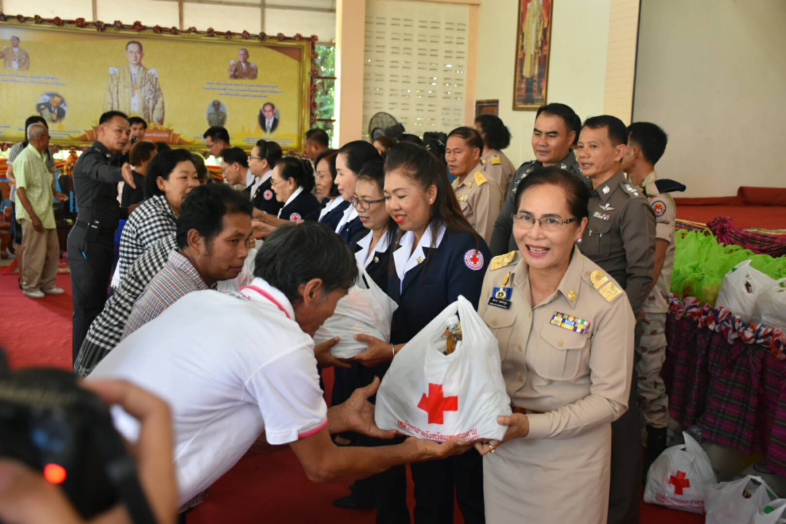 23 สิงหาคม 2560  นางไพเราะ รอยตระกูล รองผู้ว่าราชการจังหวัดมหาสารคามเป็นประธานโครงการปกป้องและเชิดชูสถาบันพระมหากษัตริย์  และหน่วยบำบัดทุกข์ บำรุงสุข สร้างรอยยิ้มให้ประชาชนจังหวัดมหาสารคาม  ประจำปีงบประมาณ 2560
