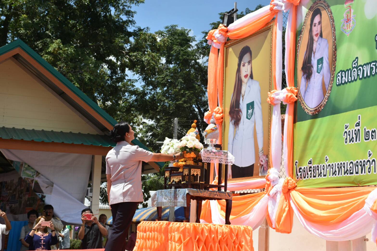 23 สิงหาคม 2560  นางไพเราะ รอยตระกูล รองผู้ว่าราชการจังหวัดมหาสารคามเป็นประธานโครงการปกป้องและเชิดชูสถาบันพระมหากษัตริย์  และหน่วยบำบัดทุกข์ บำรุงสุข สร้างรอยยิ้มให้ประชาชนจังหวัดมหาสารคาม  ประจำปีงบประมาณ 2560