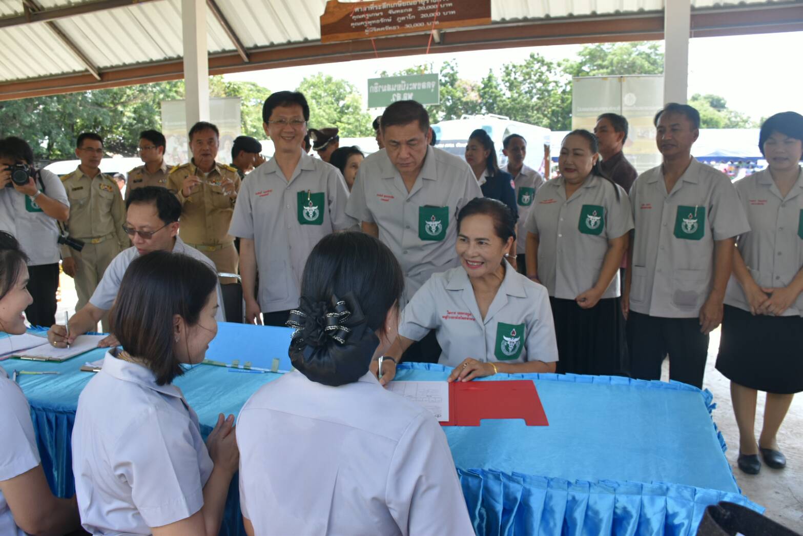 23 สิงหาคม 2560  นางไพเราะ รอยตระกูล รองผู้ว่าราชการจังหวัดมหาสารคามเป็นประธานโครงการปกป้องและเชิดชูสถาบันพระมหากษัตริย์  และหน่วยบำบัดทุกข์ บำรุงสุข สร้างรอยยิ้มให้ประชาชนจังหวัดมหาสารคาม  ประจำปีงบประมาณ 2560