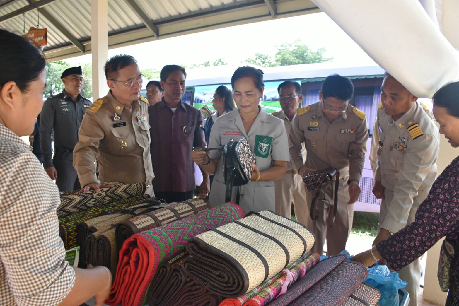 23 สิงหาคม 2560  นางไพเราะ รอยตระกูล รองผู้ว่าราชการจังหวัดมหาสารคามเป็นประธานโครงการปกป้องและเชิดชูสถาบันพระมหากษัตริย์  และหน่วยบำบัดทุกข์ บำรุงสุข สร้างรอยยิ้มให้ประชาชนจังหวัดมหาสารคาม  ประจำปีงบประมาณ 2560