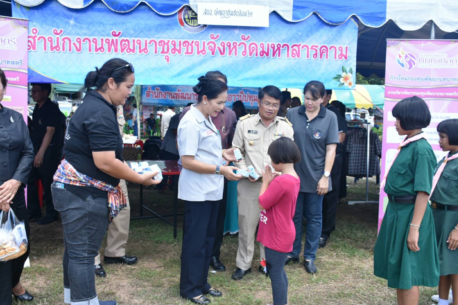 23 สิงหาคม 2560  นางไพเราะ รอยตระกูล รองผู้ว่าราชการจังหวัดมหาสารคามเป็นประธานโครงการปกป้องและเชิดชูสถาบันพระมหากษัตริย์  และหน่วยบำบัดทุกข์ บำรุงสุข สร้างรอยยิ้มให้ประชาชนจังหวัดมหาสารคาม  ประจำปีงบประมาณ 2560