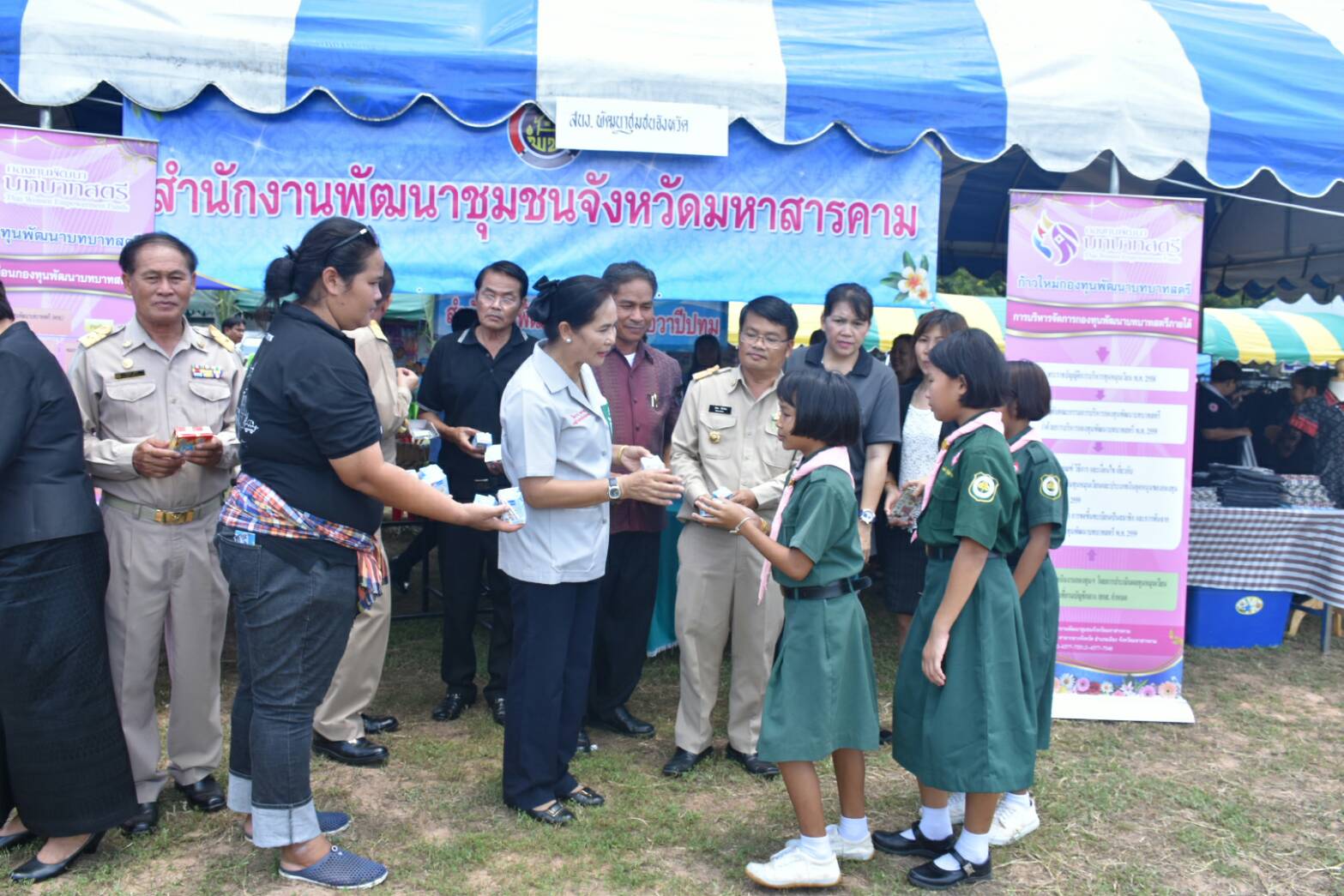 23 สิงหาคม 2560  นางไพเราะ รอยตระกูล รองผู้ว่าราชการจังหวัดมหาสารคามเป็นประธานโครงการปกป้องและเชิดชูสถาบันพระมหากษัตริย์  และหน่วยบำบัดทุกข์ บำรุงสุข สร้างรอยยิ้มให้ประชาชนจังหวัดมหาสารคาม  ประจำปีงบประมาณ 2560