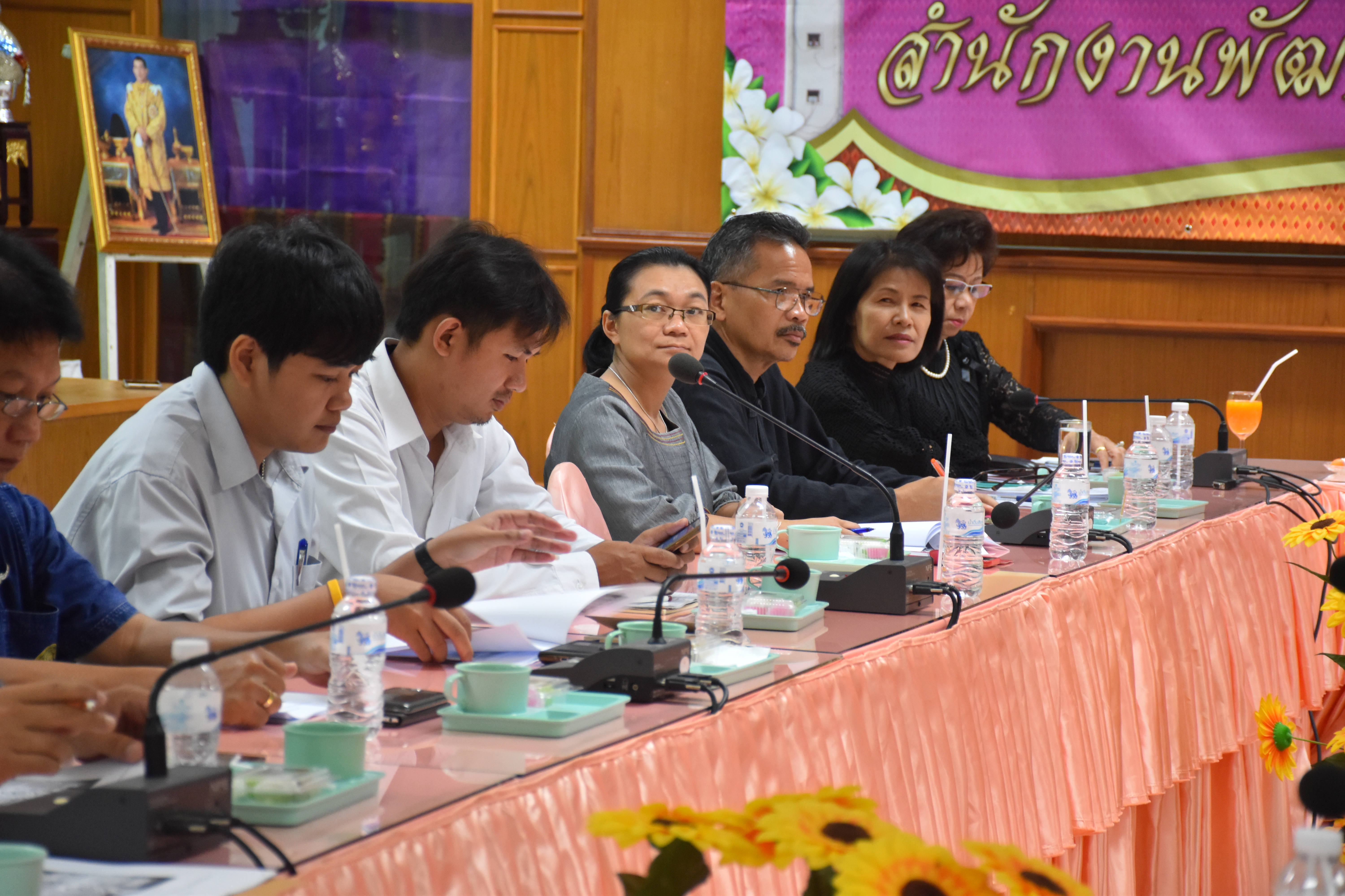 9 สิงหาคม 2560 นางไพเราะ รอยตระกูล รองผู้ว่าราชการจังหวัดมหาสารคาม เป็นประธานการประชุมเชิงปฏิบัติการขับเคลื่อนการพัฒนา เศรษฐกิจฐานรากและประชารัฐจังหวัดมหาสารคาม  โครงการสนับสนุนการขับเคลื่อนเศรษฐกิจฐานรากและประชารัฐ (ระดับจังหวัด)