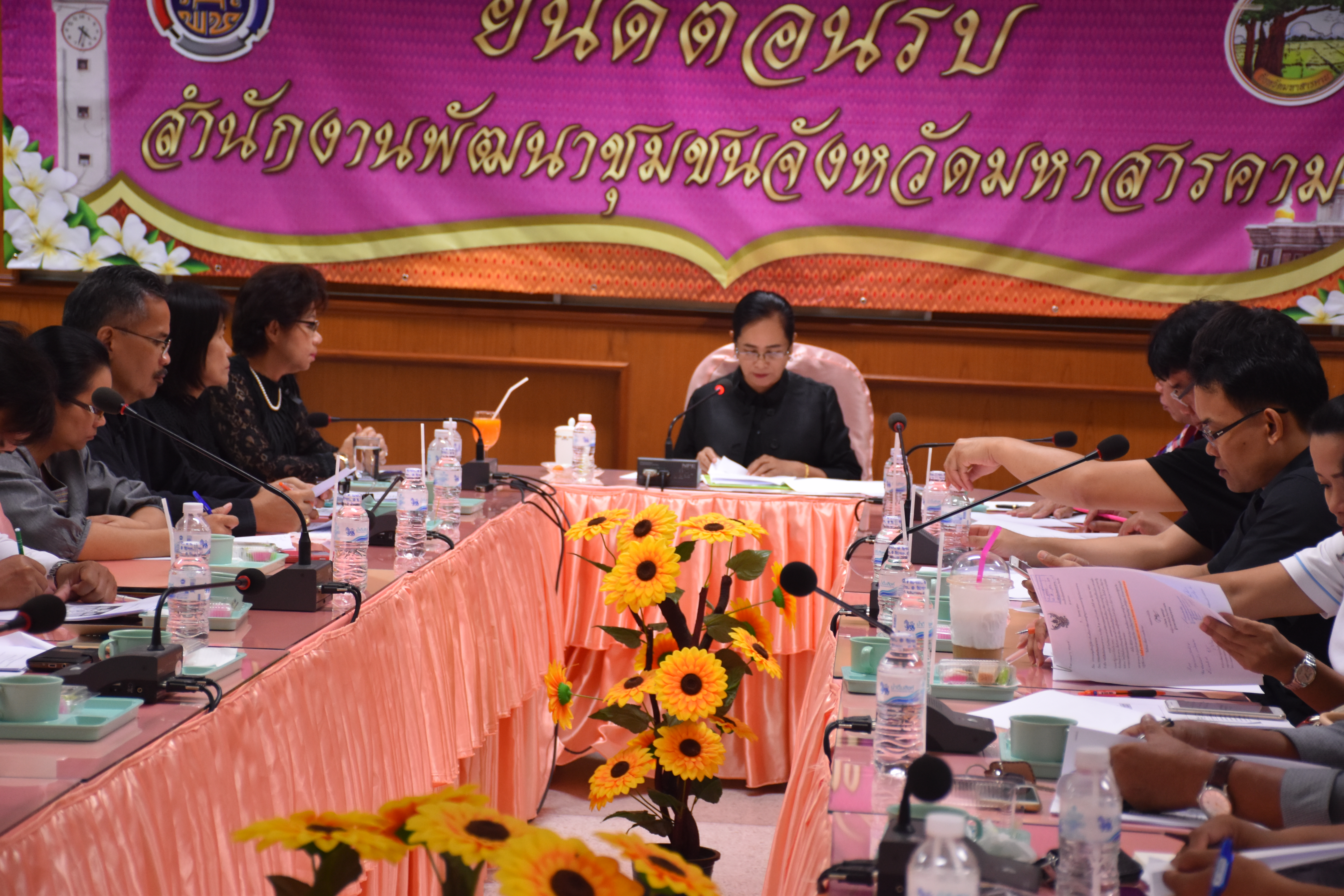 9 สิงหาคม 2560 นางไพเราะ รอยตระกูล รองผู้ว่าราชการจังหวัดมหาสารคาม เป็นประธานการประชุมเชิงปฏิบัติการขับเคลื่อนการพัฒนา เศรษฐกิจฐานรากและประชารัฐจังหวัดมหาสารคาม  โครงการสนับสนุนการขับเคลื่อนเศรษฐกิจฐานรากและประชารัฐ (ระดับจังหวัด)
