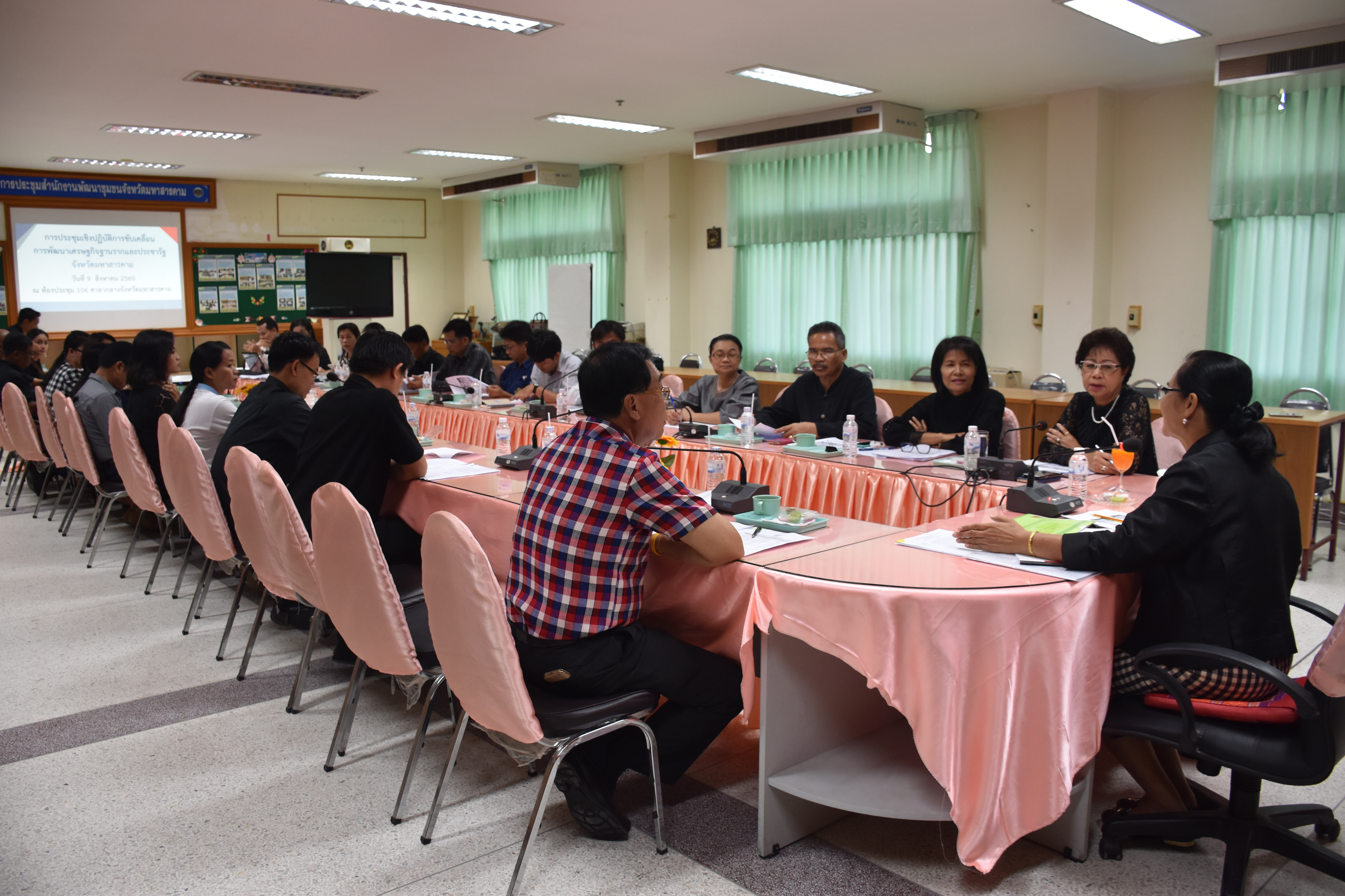 9 สิงหาคม 2560 นางไพเราะ รอยตระกูล รองผู้ว่าราชการจังหวัดมหาสารคาม เป็นประธานการประชุมเชิงปฏิบัติการขับเคลื่อนการพัฒนา เศรษฐกิจฐานรากและประชารัฐจังหวัดมหาสารคาม  โครงการสนับสนุนการขับเคลื่อนเศรษฐกิจฐานรากและประชารัฐ (ระดับจังหวัด)