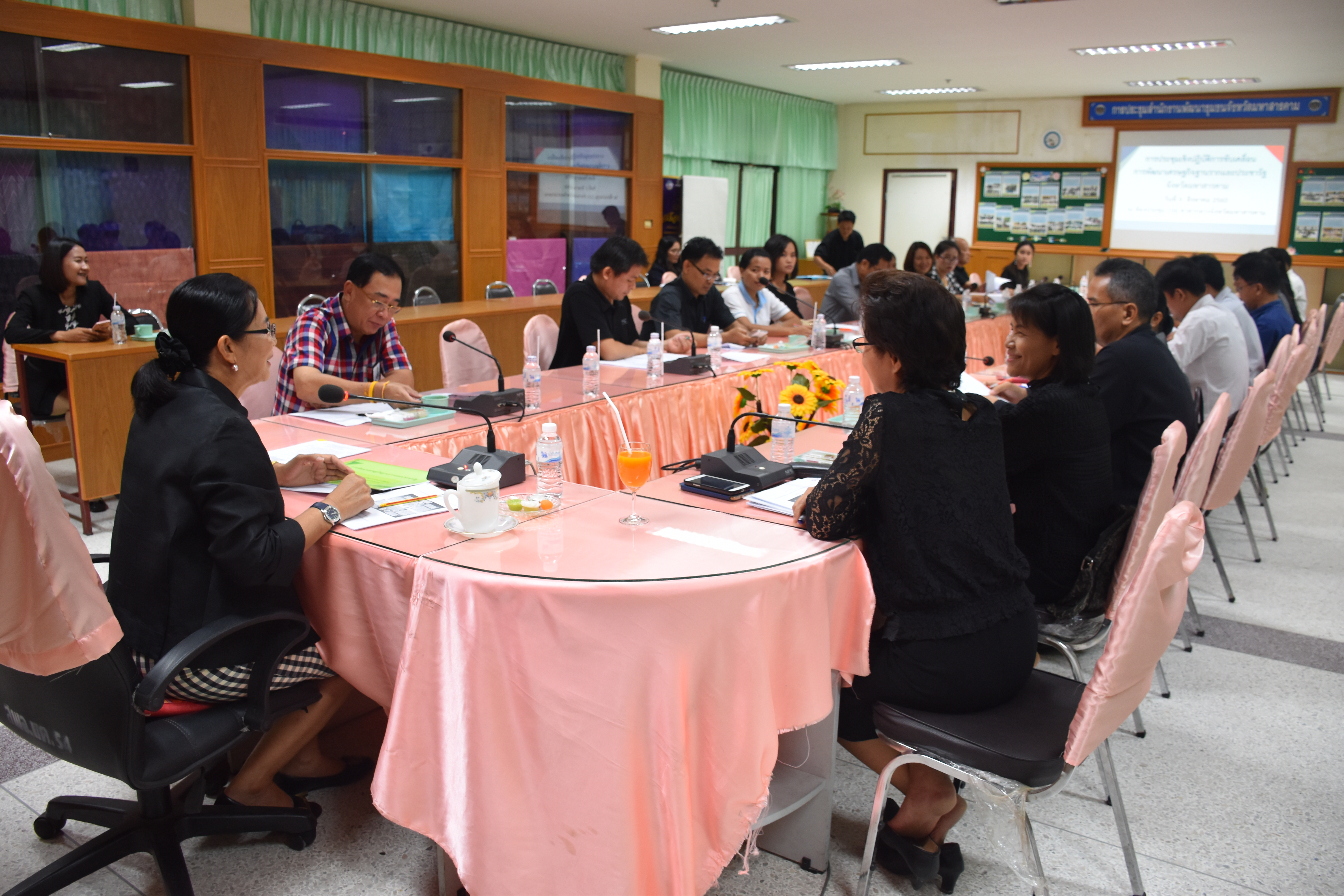 9 สิงหาคม 2560 นางไพเราะ รอยตระกูล รองผู้ว่าราชการจังหวัดมหาสารคาม เป็นประธานการประชุมเชิงปฏิบัติการขับเคลื่อนการพัฒนา เศรษฐกิจฐานรากและประชารัฐจังหวัดมหาสารคาม  โครงการสนับสนุนการขับเคลื่อนเศรษฐกิจฐานรากและประชารัฐ (ระดับจังหวัด)