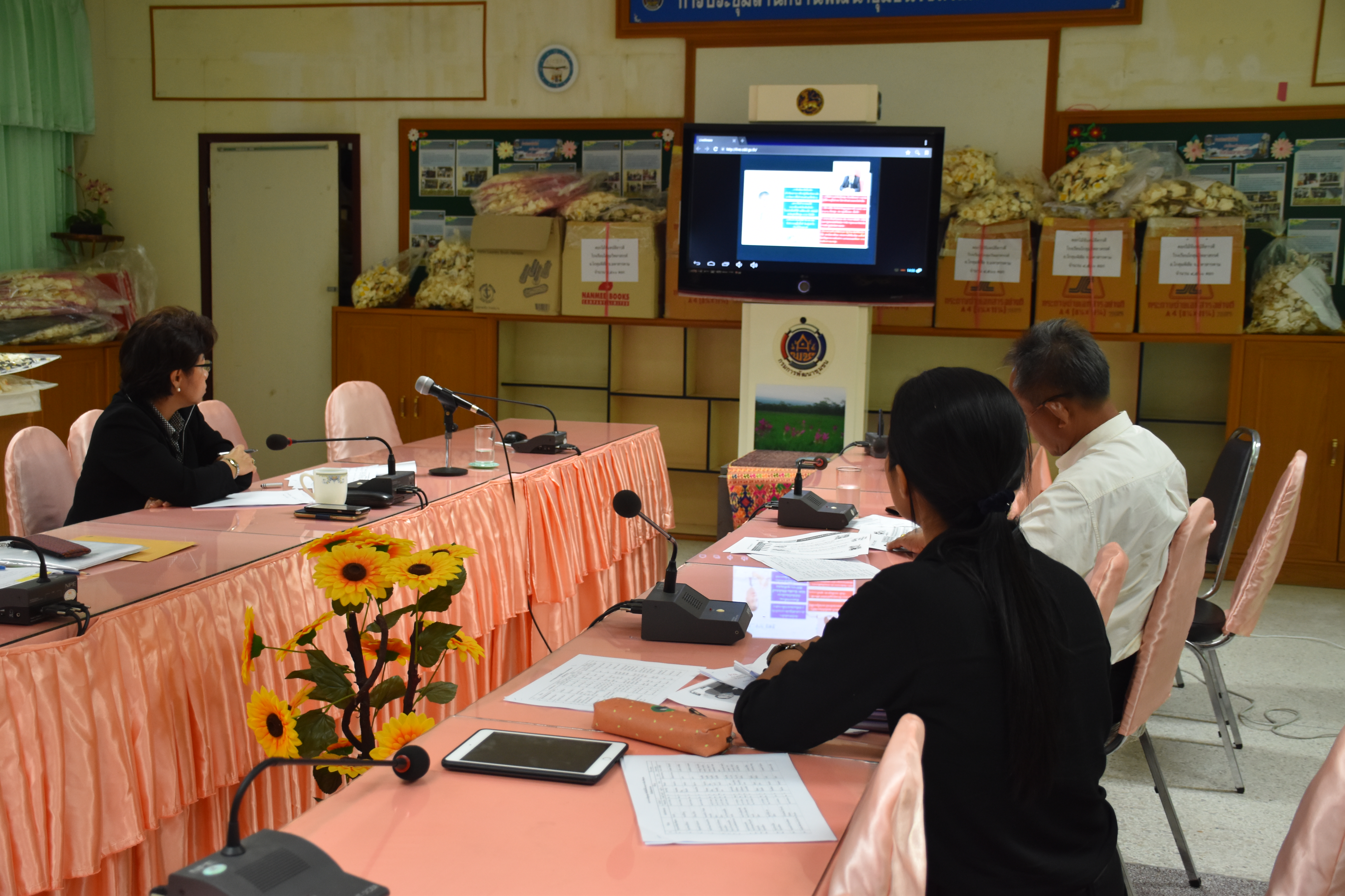 16 สิงหาคม 2560  สำนักงานพัฒนาชุมชนจังหวัดมหาสารคามร่วมรับฟังการประชุมกรมการพัฒนาชุมชนผ่านระบบ TV Conference  เรื่อง การติดตามเร่งรัดการใช้จ่ายงบประมาณ และการประชุมสร้างความเข้าใจโครงการพัฒนาศักยภาพสัมมาชีพชุมชน