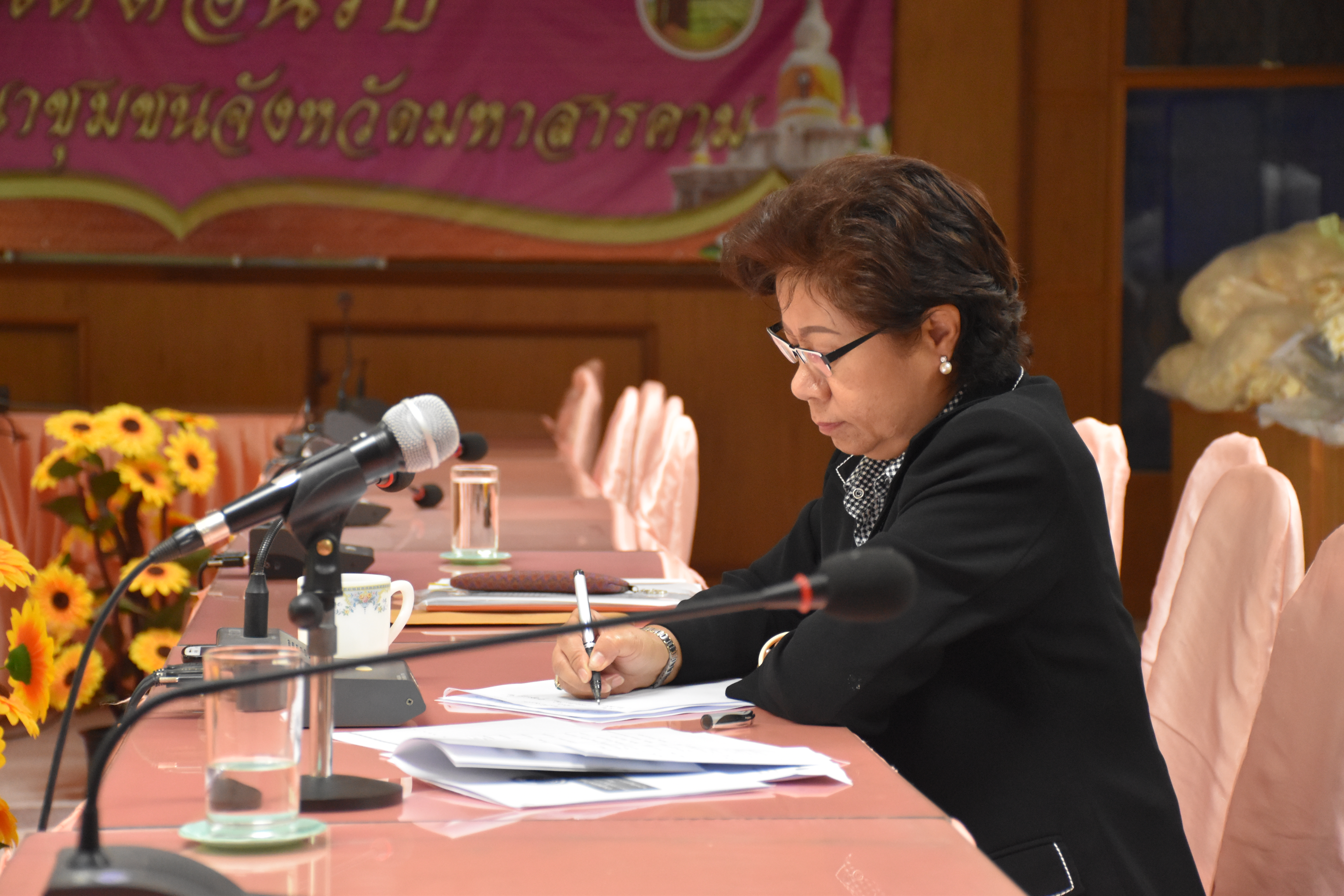 16 สิงหาคม 2560  สำนักงานพัฒนาชุมชนจังหวัดมหาสารคามร่วมรับฟังการประชุมกรมการพัฒนาชุมชนผ่านระบบ TV Conference  เรื่อง การติดตามเร่งรัดการใช้จ่ายงบประมาณ และการประชุมสร้างความเข้าใจโครงการพัฒนาศักยภาพสัมมาชีพชุมชน