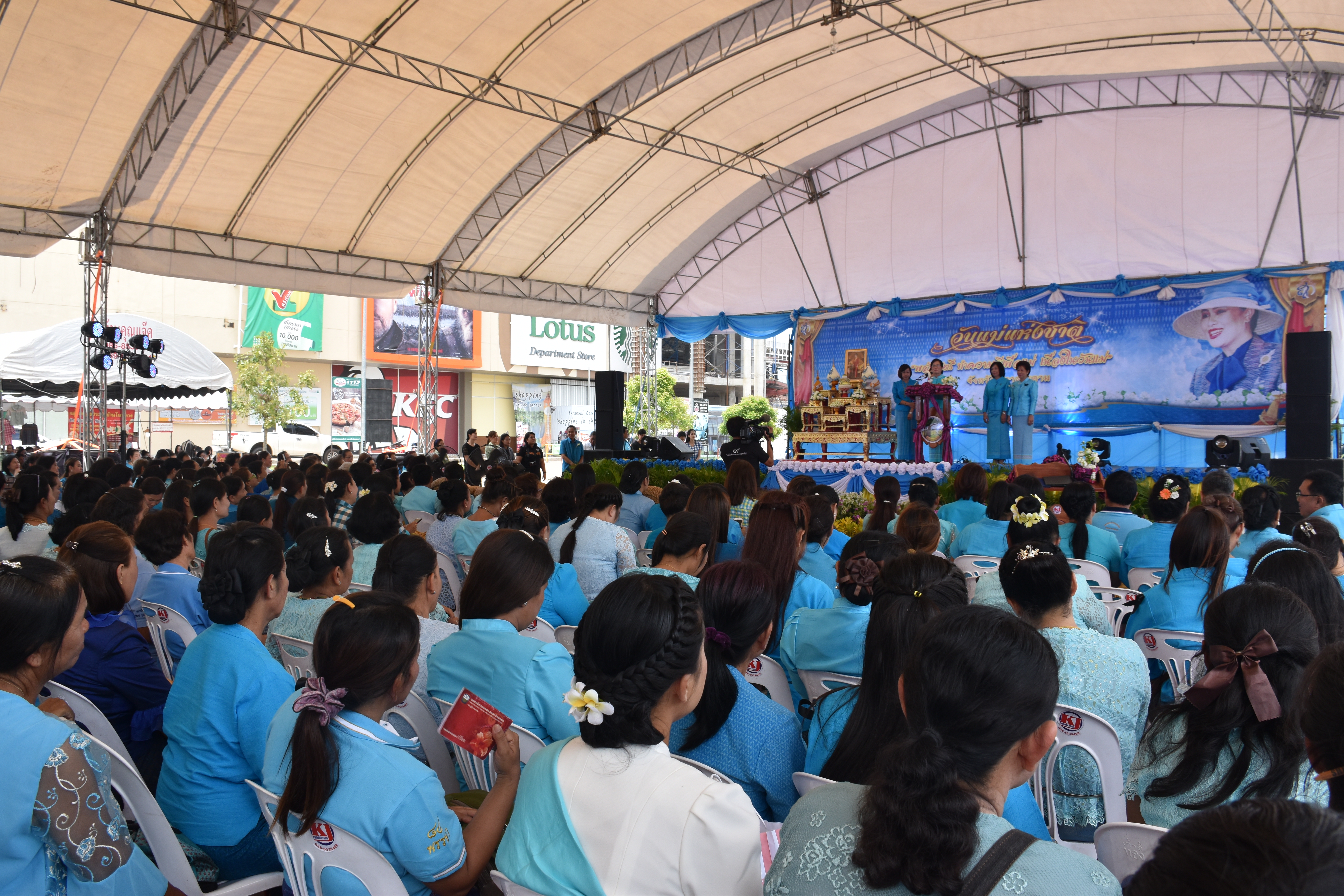 8 สิงหาคม 2560  สำนักงานพัฒนาชุมชนจังหวัดมหาสารคาม จัดกิจกรรม  “รวมพลังสตรี ทำความดีเพื่อแม่” เนื่องในวันแม่แห่งชาติ ปี 2560  ระหว่างวันที่ 7 – 9 สิงหาคม 2560