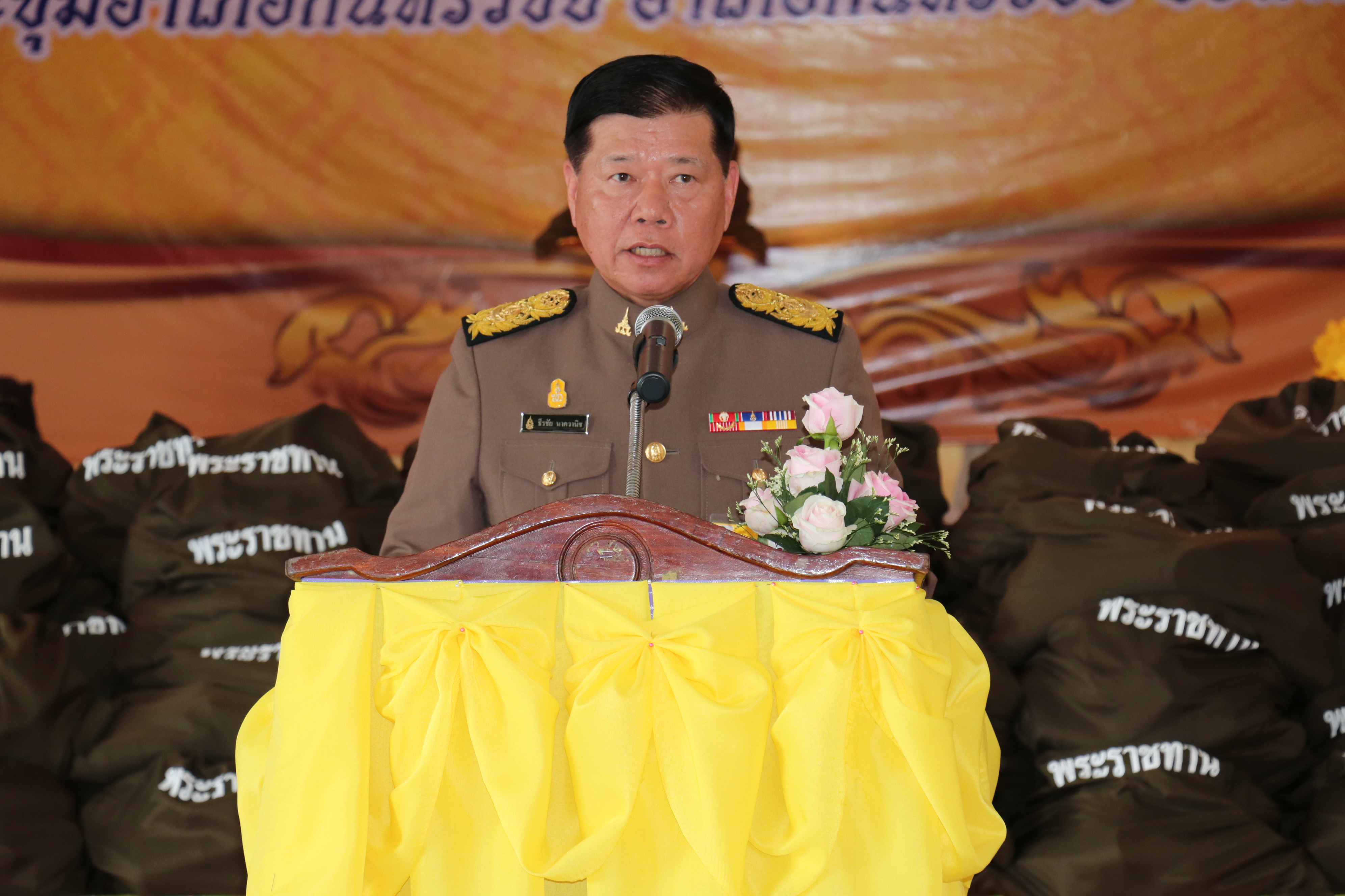31 สิงหาคม 2560 สมเด็จพระเจ้าอยู่หัว ทรงพระกรุณาโปรดเกล้าฯ ให้ พลเอกธีรชัย นาควานิช องคมนตรี เชิญสิ่งของพระราชทานมอบแก่ประชาชนผู้ประสบอุทกภัย พื้นที่จังหวัดมหาสารคาม
