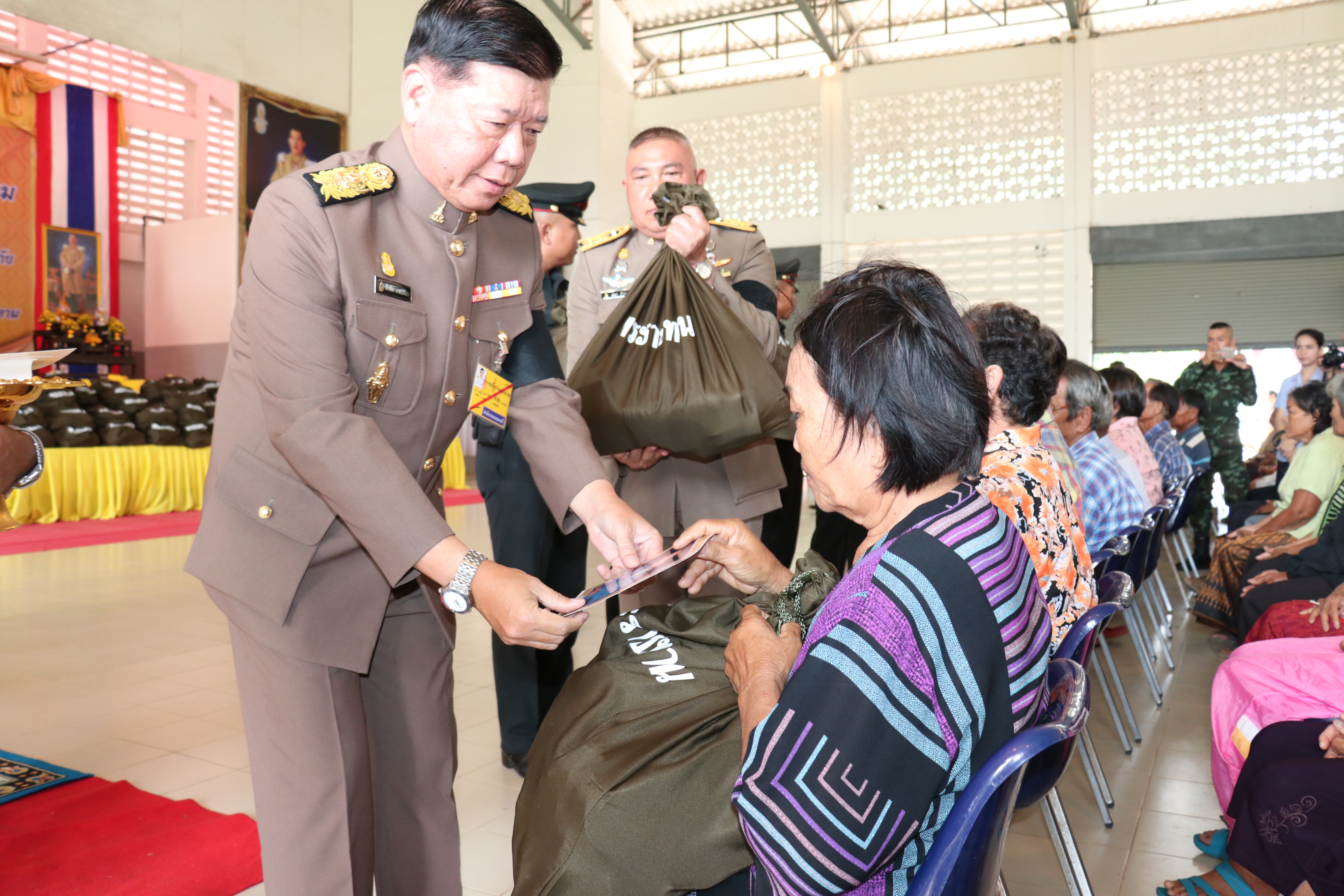 31 สิงหาคม 2560 สมเด็จพระเจ้าอยู่หัว ทรงพระกรุณาโปรดเกล้าฯ ให้ พลเอกธีรชัย นาควานิช องคมนตรี เชิญสิ่งของพระราชทานมอบแก่ประชาชนผู้ประสบอุทกภัย พื้นที่จังหวัดมหาสารคาม