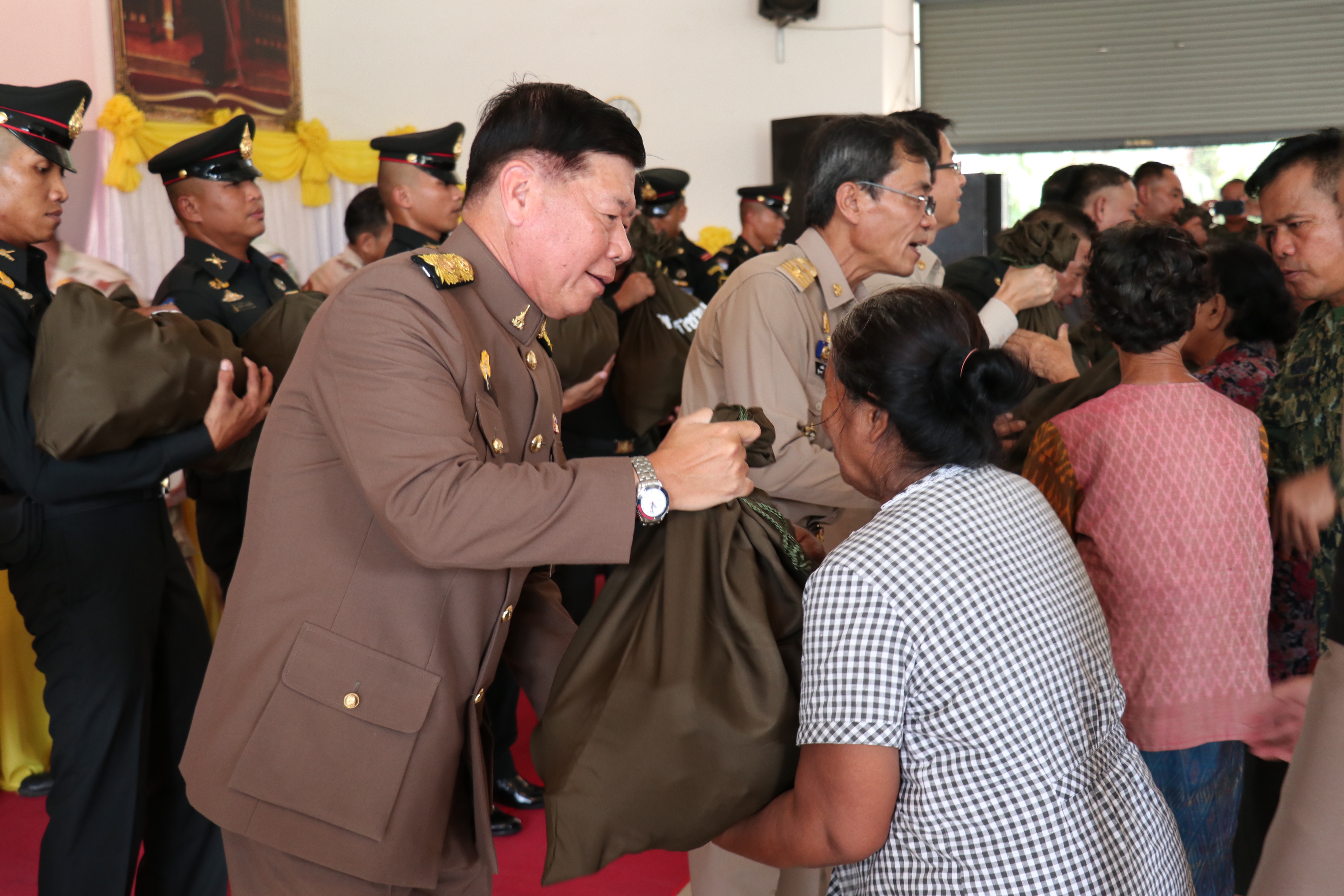 31 สิงหาคม 2560 สมเด็จพระเจ้าอยู่หัว ทรงพระกรุณาโปรดเกล้าฯ ให้ พลเอกธีรชัย นาควานิช องคมนตรี เชิญสิ่งของพระราชทานมอบแก่ประชาชนผู้ประสบอุทกภัย พื้นที่จังหวัดมหาสารคาม