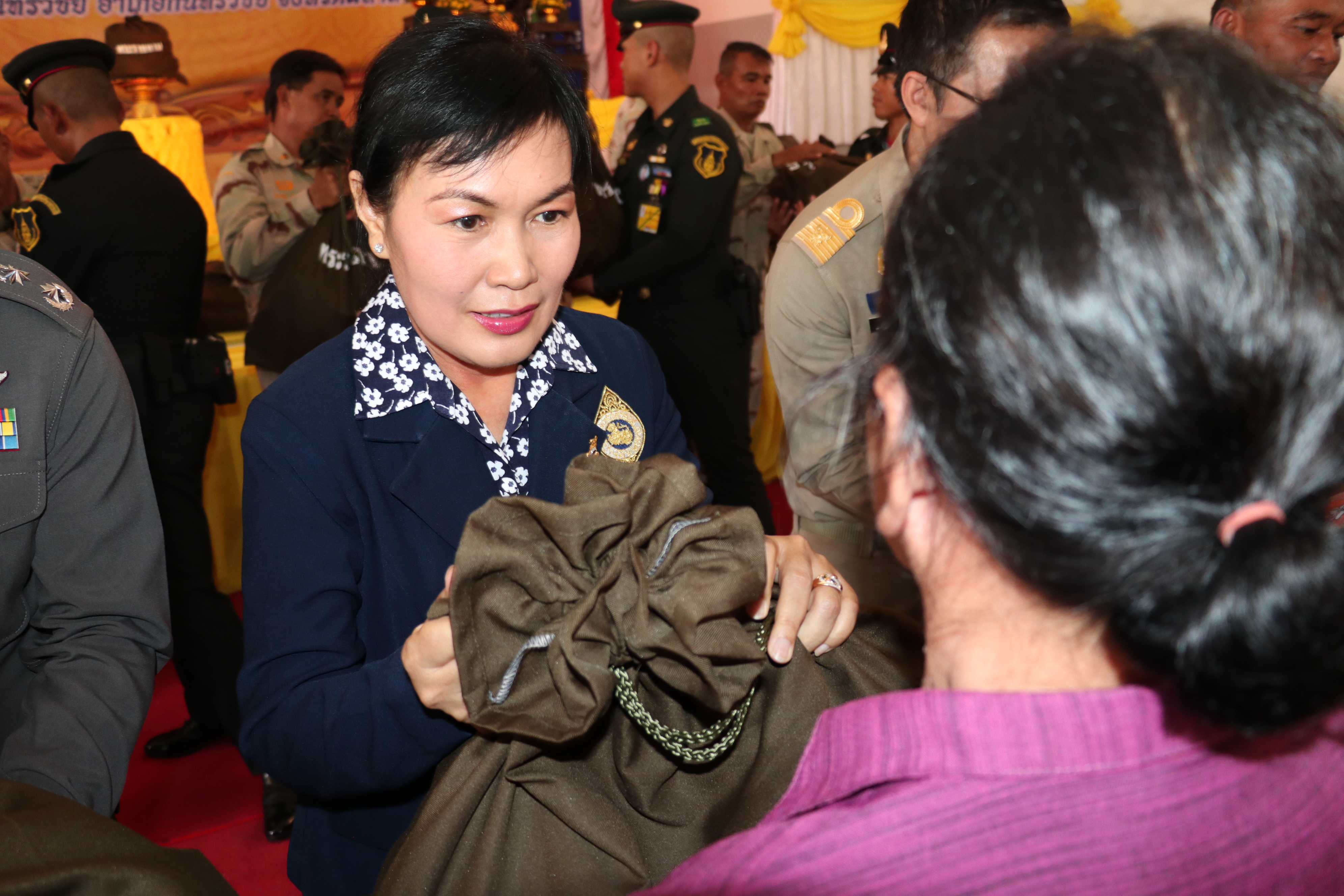 31 สิงหาคม 2560 สมเด็จพระเจ้าอยู่หัว ทรงพระกรุณาโปรดเกล้าฯ ให้ พลเอกธีรชัย นาควานิช องคมนตรี เชิญสิ่งของพระราชทานมอบแก่ประชาชนผู้ประสบอุทกภัย พื้นที่จังหวัดมหาสารคาม