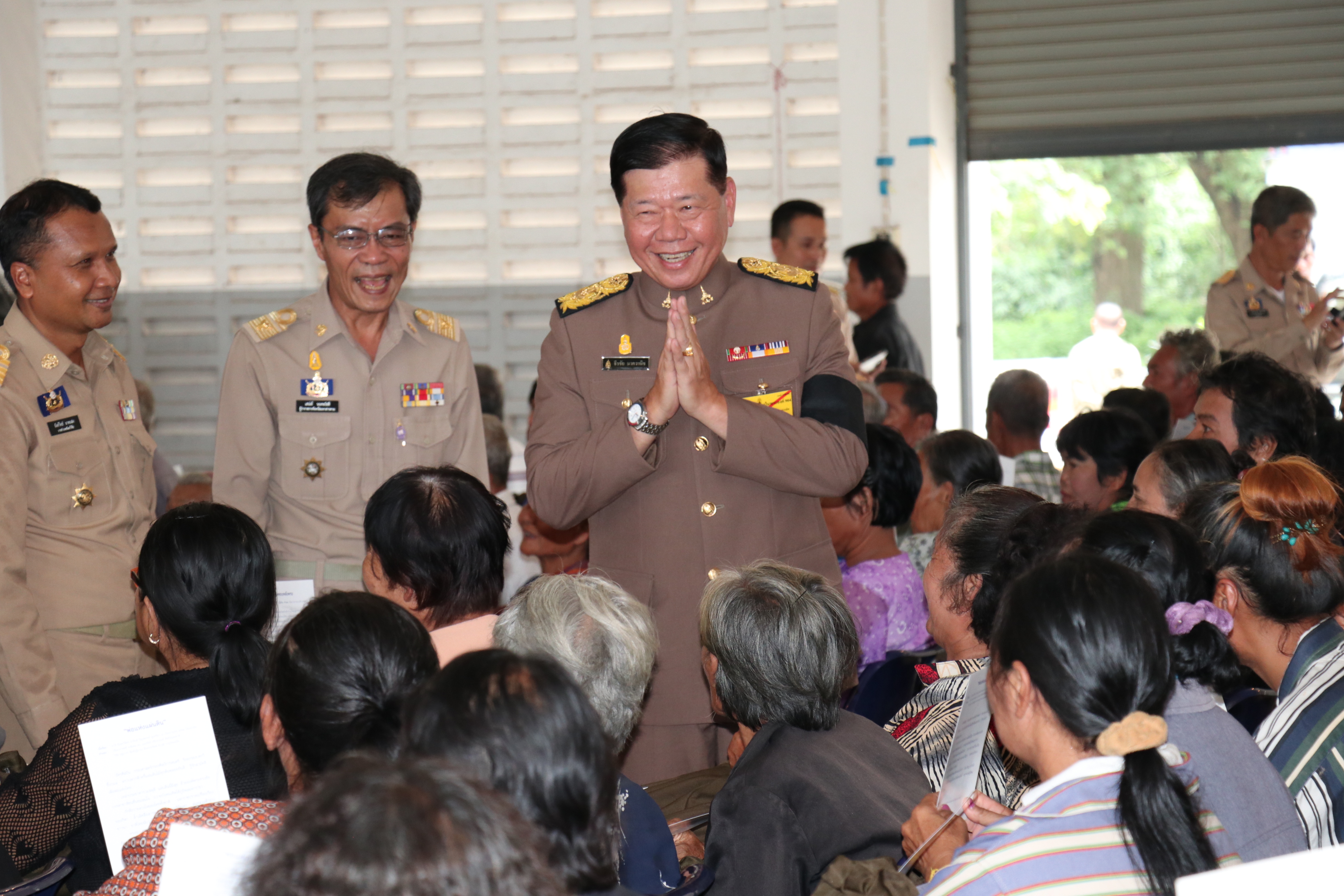 31 สิงหาคม 2560 สมเด็จพระเจ้าอยู่หัว ทรงพระกรุณาโปรดเกล้าฯ ให้ พลเอกธีรชัย นาควานิช องคมนตรี เชิญสิ่งของพระราชทานมอบแก่ประชาชนผู้ประสบอุทกภัย พื้นที่จังหวัดมหาสารคาม