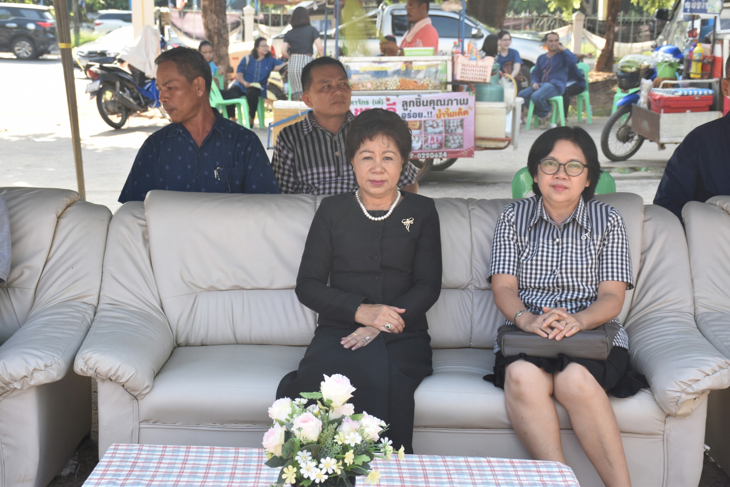 10 กันยายน 2560  นางสาวศศิธร ปัญญาไว พัฒนาการจังหวัดมหาสารคาม เป็นประธานเปิดงานตลาดนัดสัมมาชีพชุมชน ไทยช่วยไทย คนไทยยิ้มได้ อำเภอโกสุมพิสัย