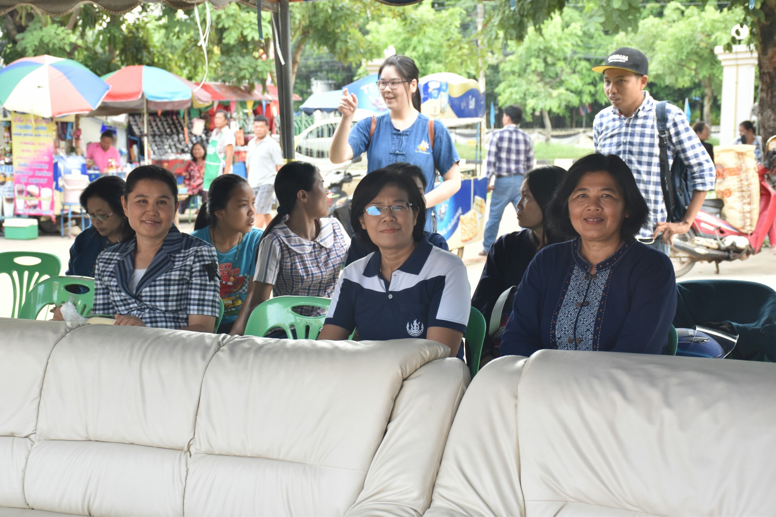 10 กันยายน 2560  นางสาวศศิธร ปัญญาไว พัฒนาการจังหวัดมหาสารคาม เป็นประธานเปิดงานตลาดนัดสัมมาชีพชุมชน ไทยช่วยไทย คนไทยยิ้มได้ อำเภอโกสุมพิสัย