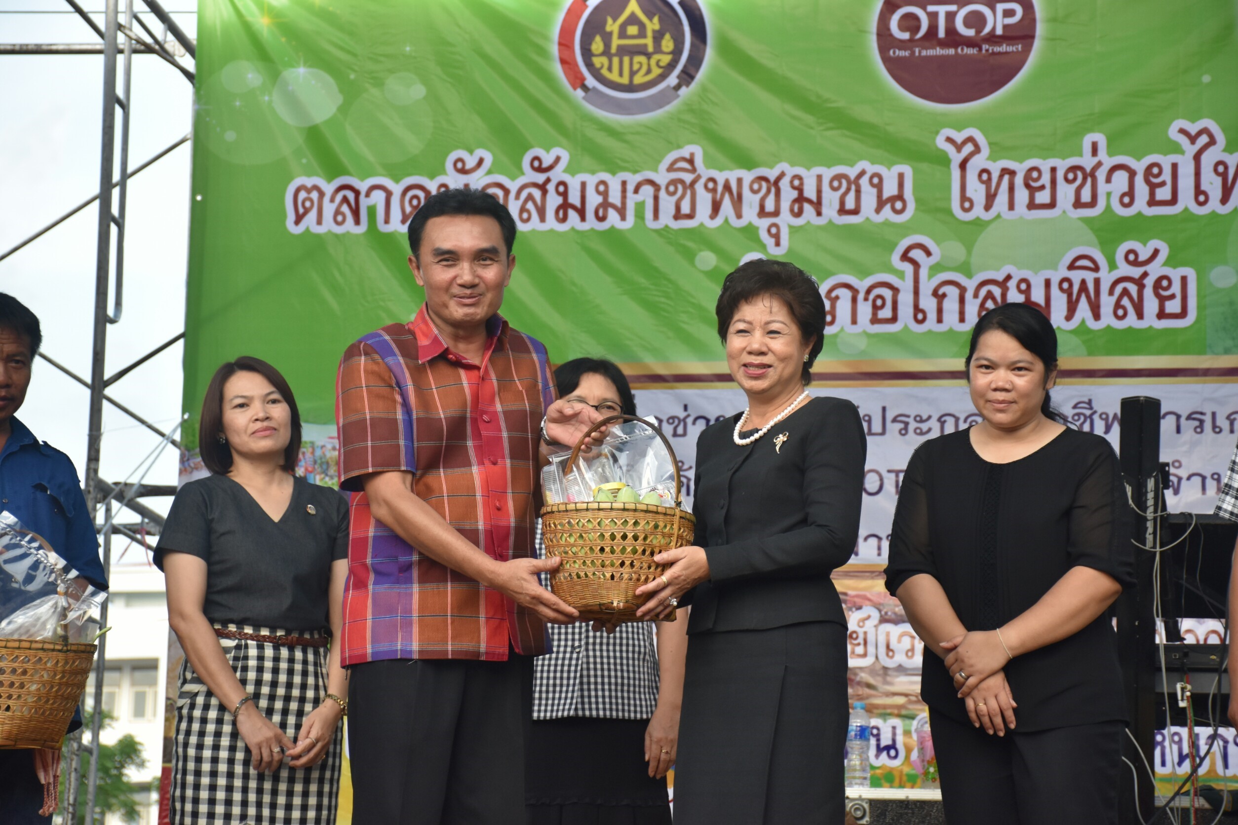 10 กันยายน 2560  นางสาวศศิธร ปัญญาไว พัฒนาการจังหวัดมหาสารคาม เป็นประธานเปิดงานตลาดนัดสัมมาชีพชุมชน ไทยช่วยไทย คนไทยยิ้มได้ อำเภอโกสุมพิสัย