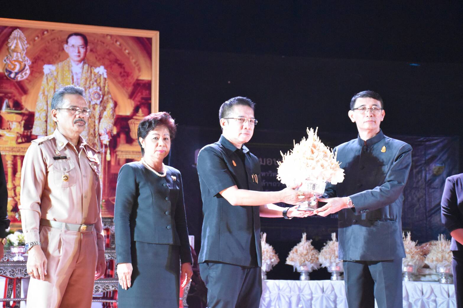 4 กันยายน 2560 พิธีส่งมอบดอกไม้จันทน์พระราชทาน เพื่อทูลเกล้าฯ ถวายในพระราชพิธีถวายพระเพลิงพระบรมศพพระบาทสมเด็จพระปรมินทรมหาภูมิพลอดุลยเดช (รัชกาลที่ 9)