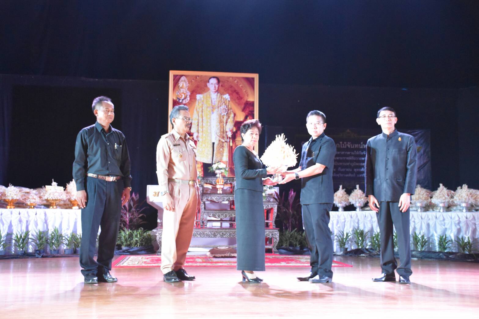 4 กันยายน 2560 พิธีส่งมอบดอกไม้จันทน์พระราชทาน เพื่อทูลเกล้าฯ ถวายในพระราชพิธีถวายพระเพลิงพระบรมศพพระบาทสมเด็จพระปรมินทรมหาภูมิพลอดุลยเดช (รัชกาลที่ 9)