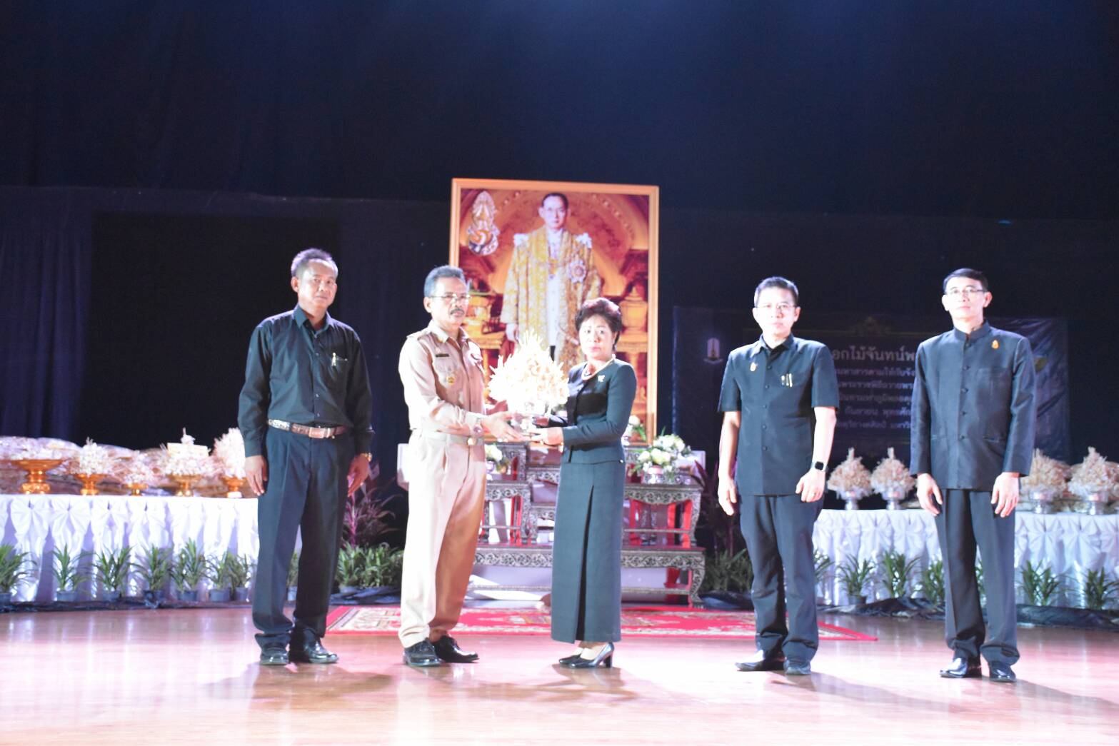 4 กันยายน 2560 พิธีส่งมอบดอกไม้จันทน์พระราชทาน เพื่อทูลเกล้าฯ ถวายในพระราชพิธีถวายพระเพลิงพระบรมศพพระบาทสมเด็จพระปรมินทรมหาภูมิพลอดุลยเดช (รัชกาลที่ 9)