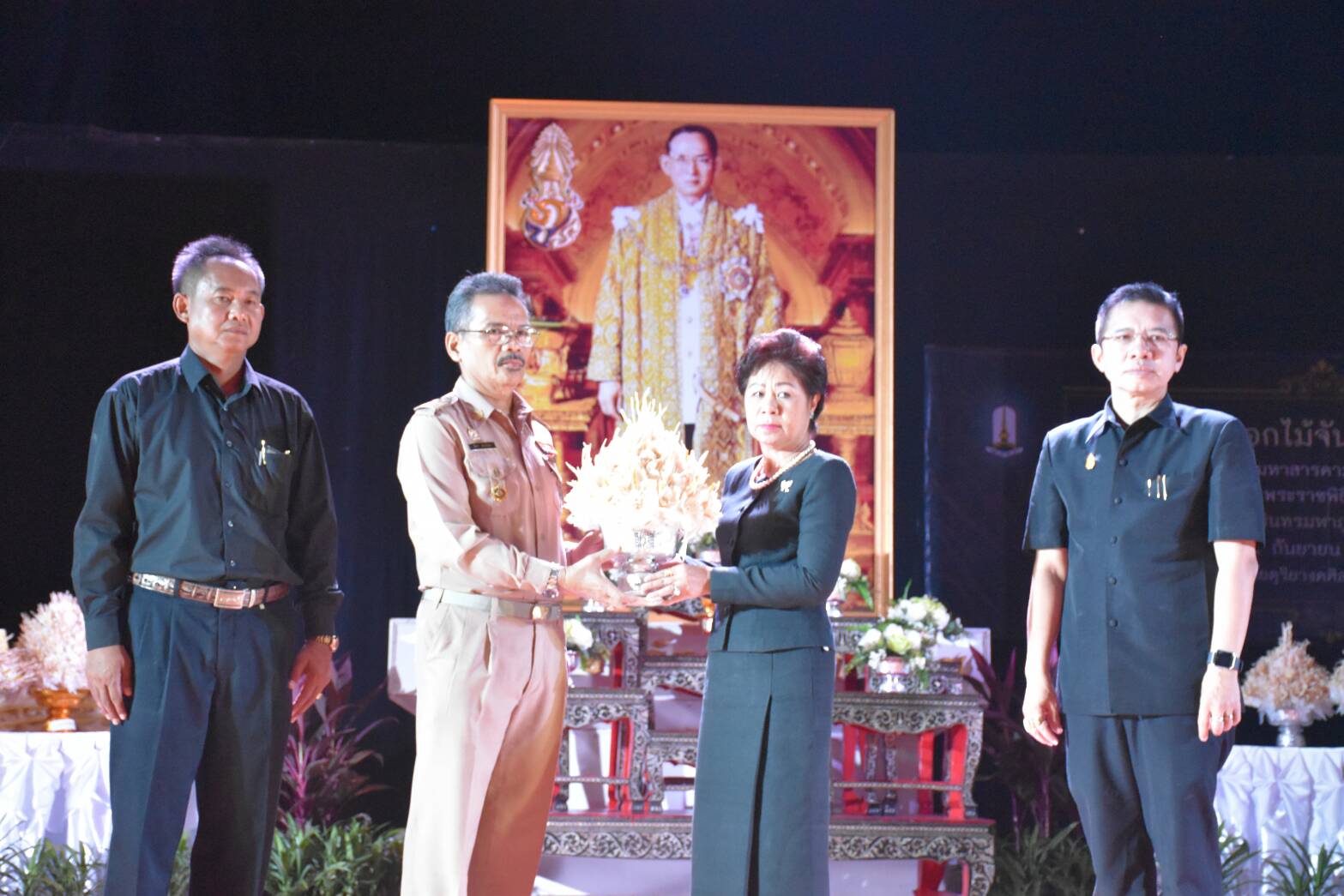 4 กันยายน 2560 พิธีส่งมอบดอกไม้จันทน์พระราชทาน เพื่อทูลเกล้าฯ ถวายในพระราชพิธีถวายพระเพลิงพระบรมศพพระบาทสมเด็จพระปรมินทรมหาภูมิพลอดุลยเดช (รัชกาลที่ 9)